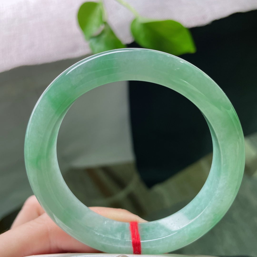 56/12.7/8.9，绿底正圈，不是那惊鸿一瞥的艳绿，而是这铺满底子的葱茏，才叫生生不息。无裂，s