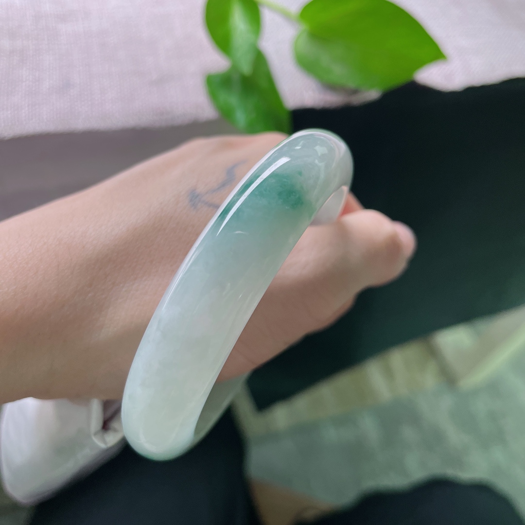58.6/13.9/8.6，飘花正圈，底子如清泉，飘花似远山，戴在手上是流动的诗。无裂，ss52350a