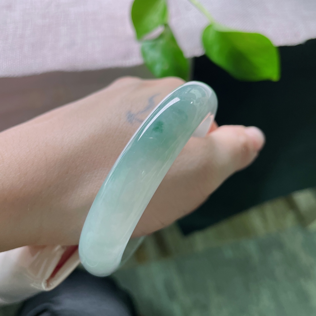 55/12.6/8.2，飘花正圈，清爽自然，线条流畅，水头好，种老，有棉线，ss52172a