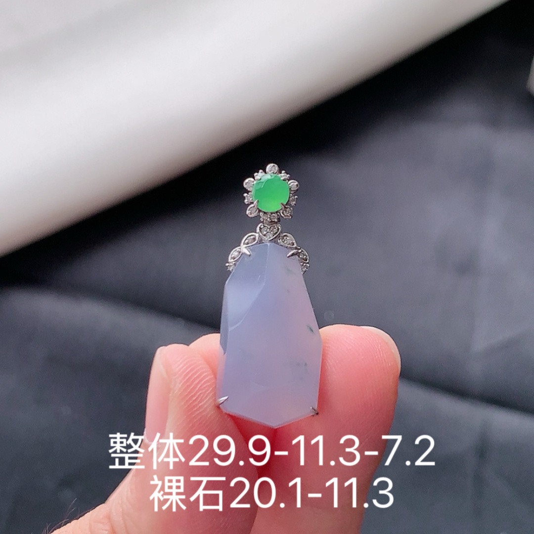冰紫飘花吊坠。色泽均匀，底子细腻莹润，佩戴优雅气质 货号25514，29.9-11.3-7.2