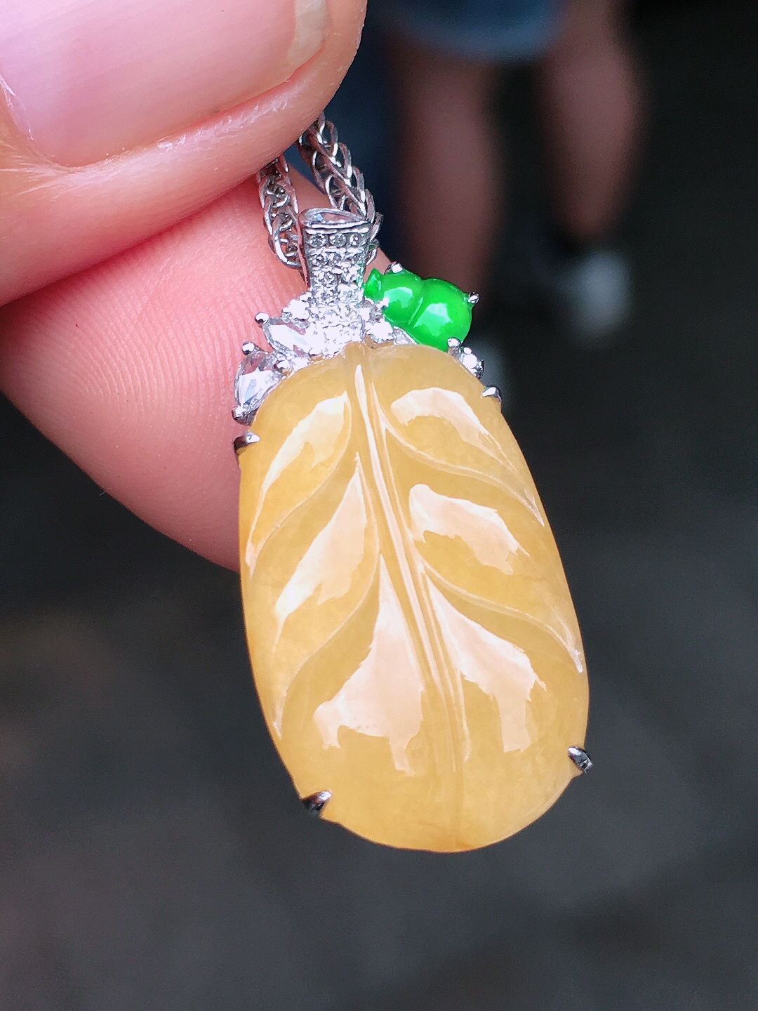 黄翡玉叶吊坠，色泽均匀艳丽，玉质细腻，荧光感超
强，饱满圆润，简单大方，尽显优雅气质，18k
金豪华