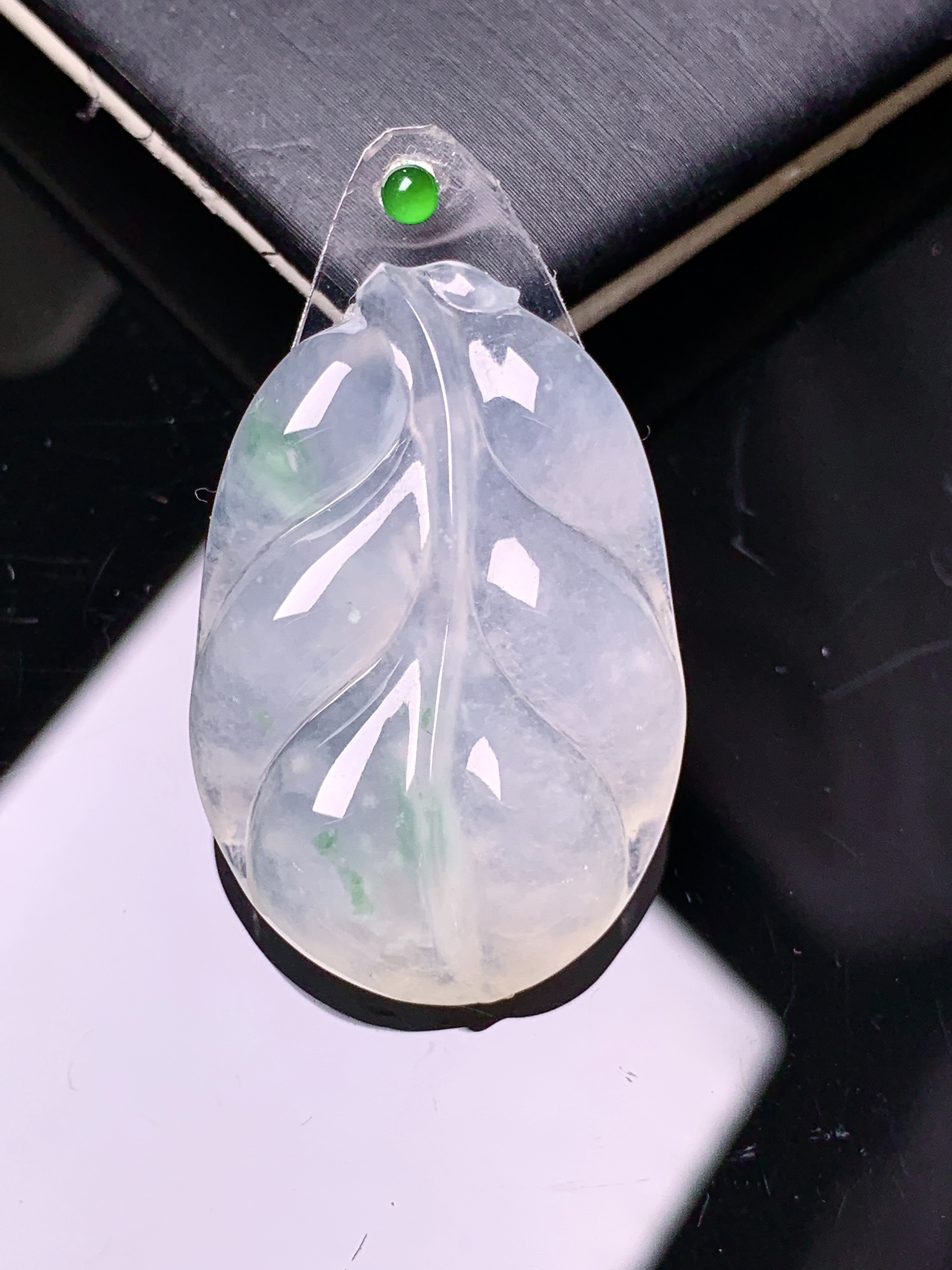 镶嵌款 冰种树叶吊坠 玉质细腻 色泽艳丽清新 水润亮眼 整体尺寸32*21.2*4.3 2x