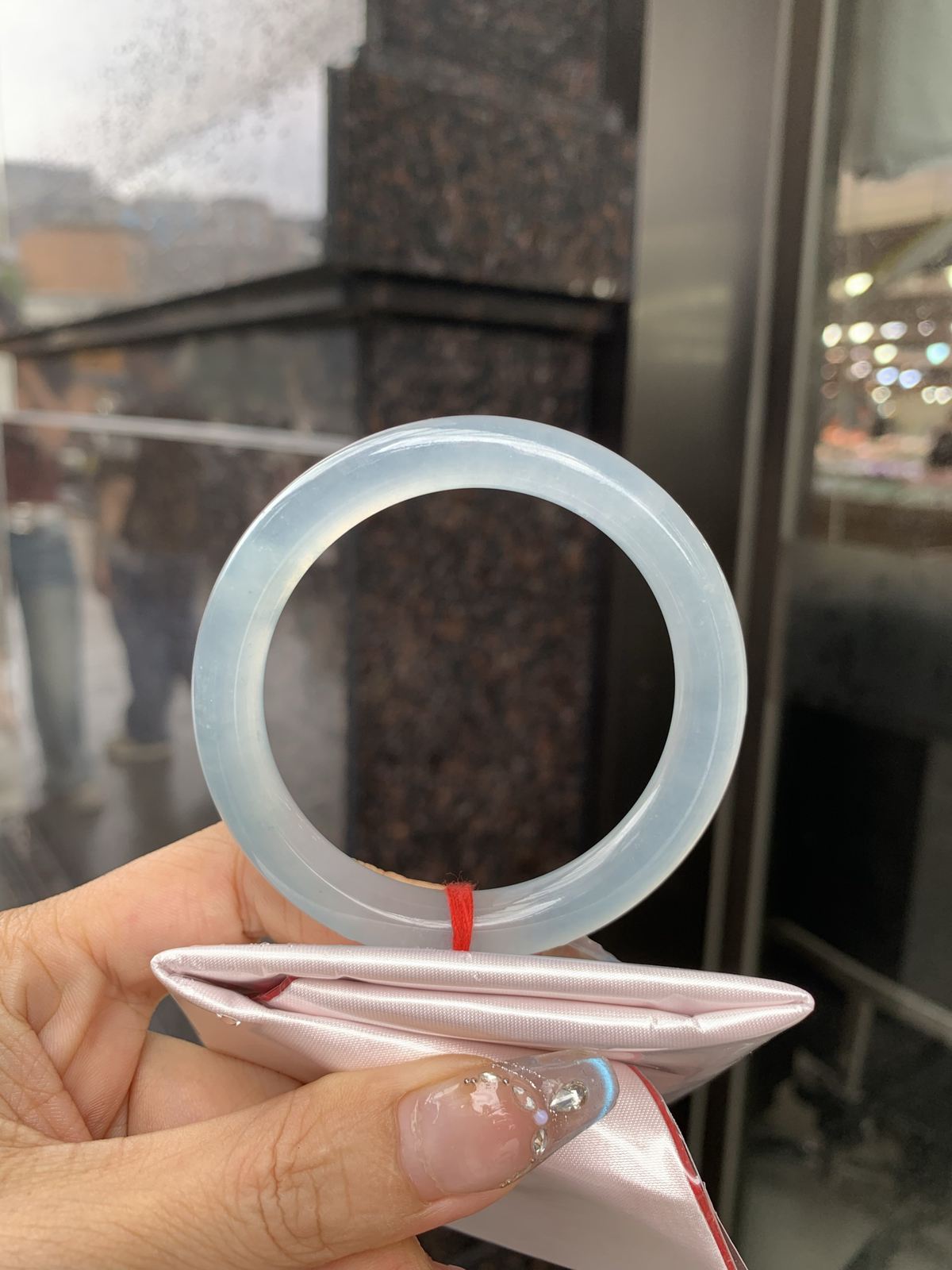 冰蓝圆条53.7-8.2-9底妆冰润细腻，千变万化的冰晴蓝底色，拥有海的颜色，却散发着星空的光芒，这是一只来自冰川蓝的清冷气质仙女镯。