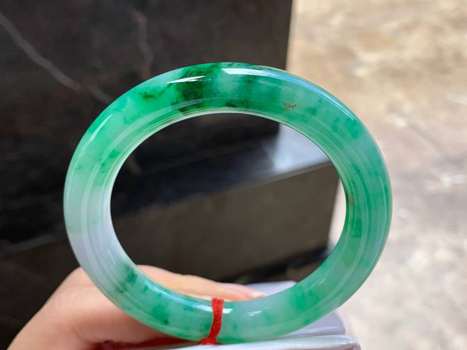 54-10

阳绿色圆条手镯^_^色阳