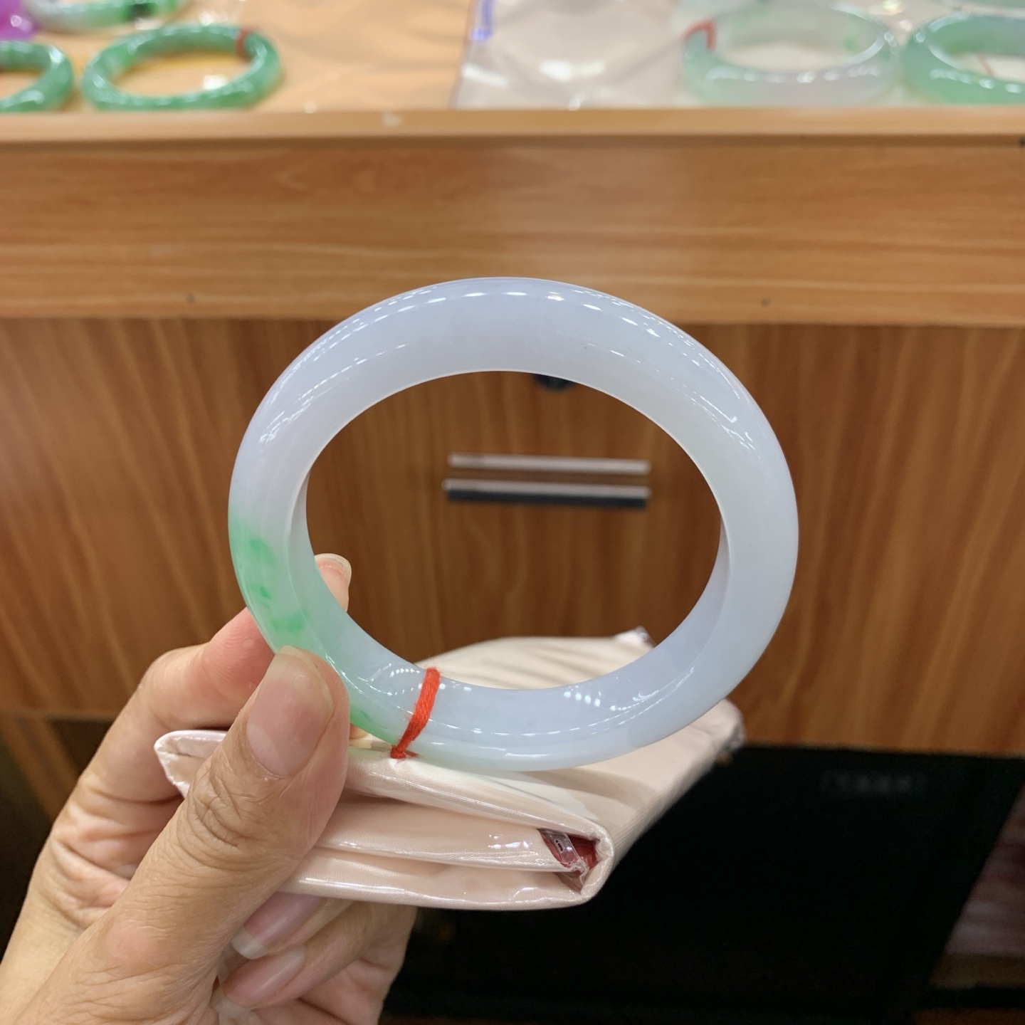 051516GX 飘绿正圈大圈口翡翠手镯 59.6-12.7-10