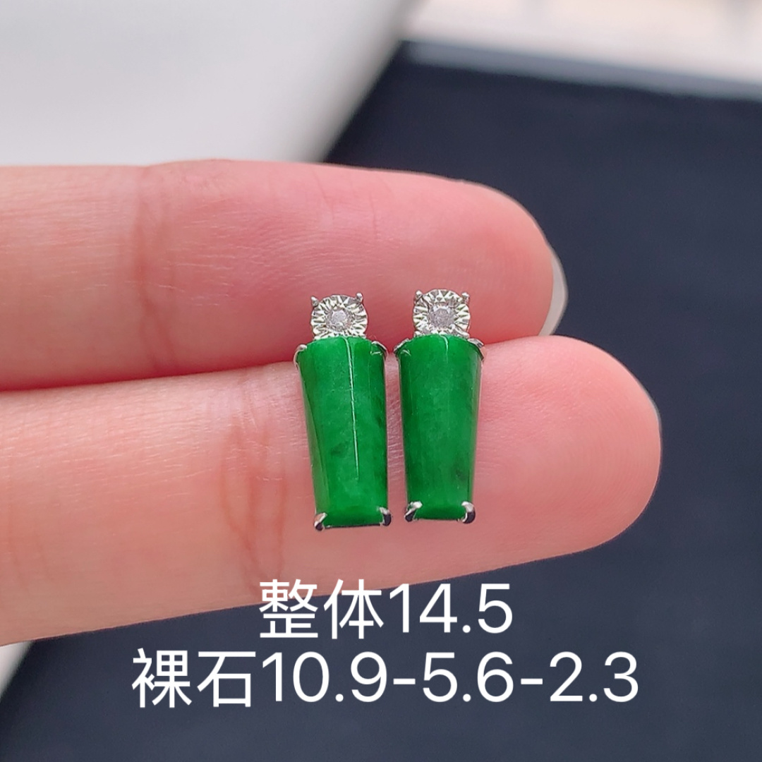 冰阳绿无事牌耳钉 翠色明媚，无裂，细腻莹润，佩戴简单大方 货号18514，10.9-5.6-2.3