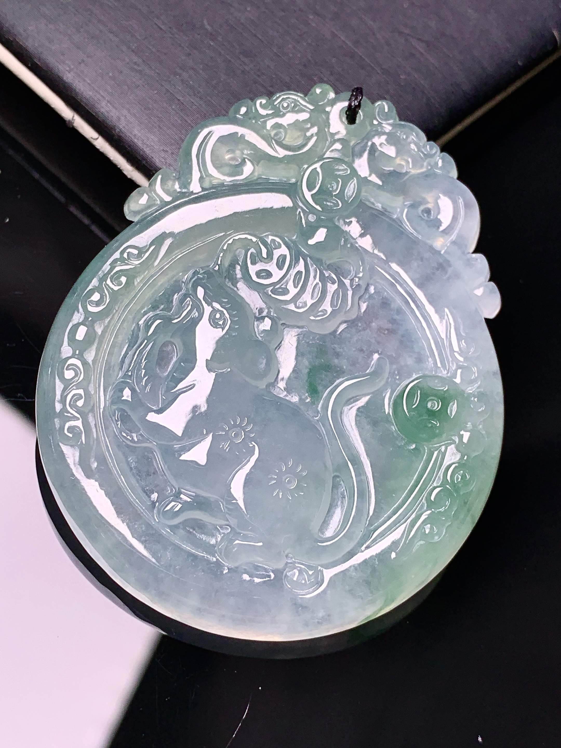 飘绿生肖鼠吊坠 玉质细腻 色泽艳丽清新 水润亮眼 整体尺寸49.5*40*5.5 b2