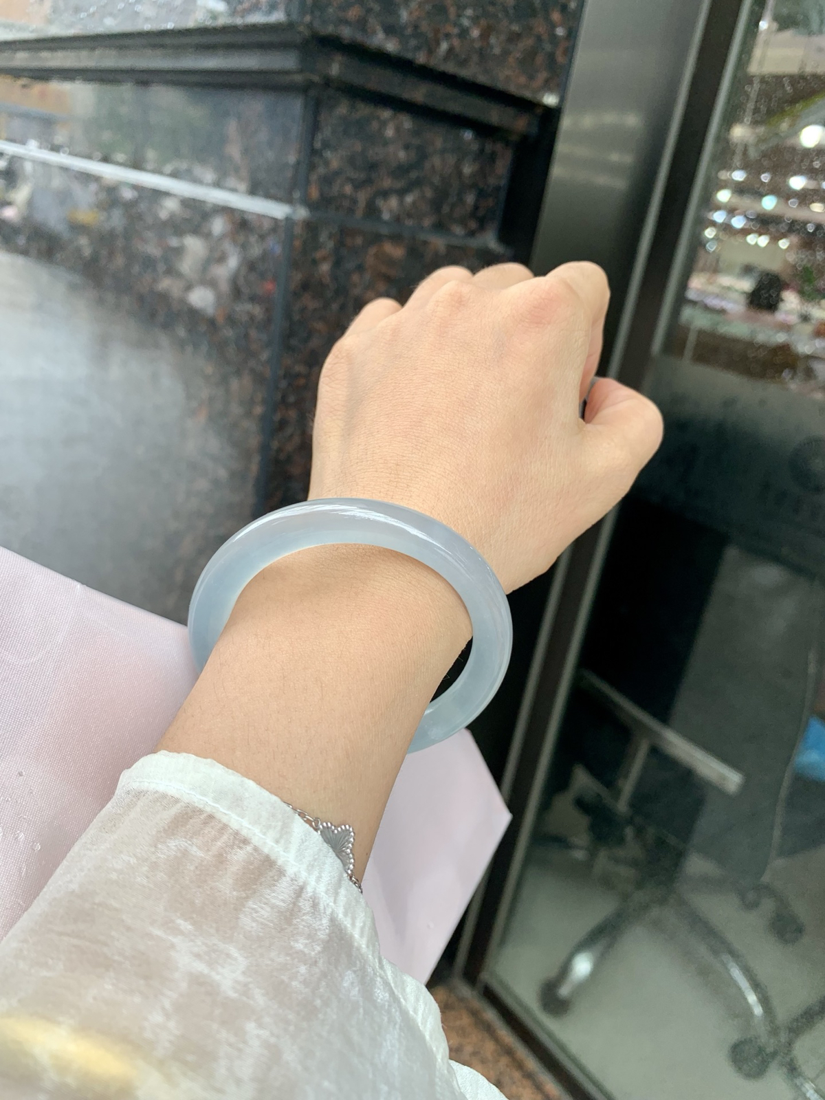 冰蓝圆条53.7-8.2-9底妆冰润细腻，千变万化的冰晴蓝底色，拥有海的颜色，却散发着星空的光芒，这是一只来自冰川蓝的清冷气质仙女镯。