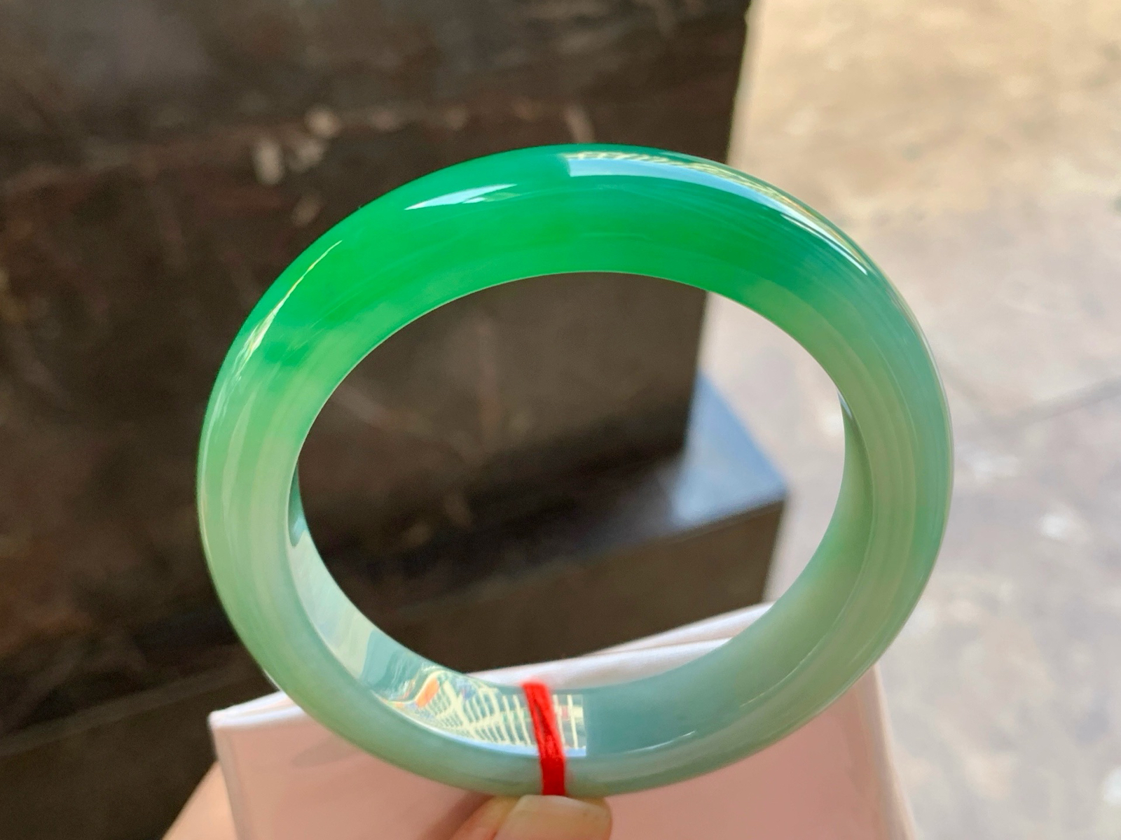 57-12.7-9.5

辣绿色手镯^_^颜色鲜艳 浓郁
