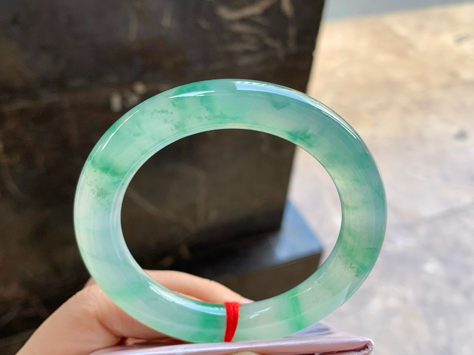 56-11.2

冰绿花圆条手镯^_^种水好