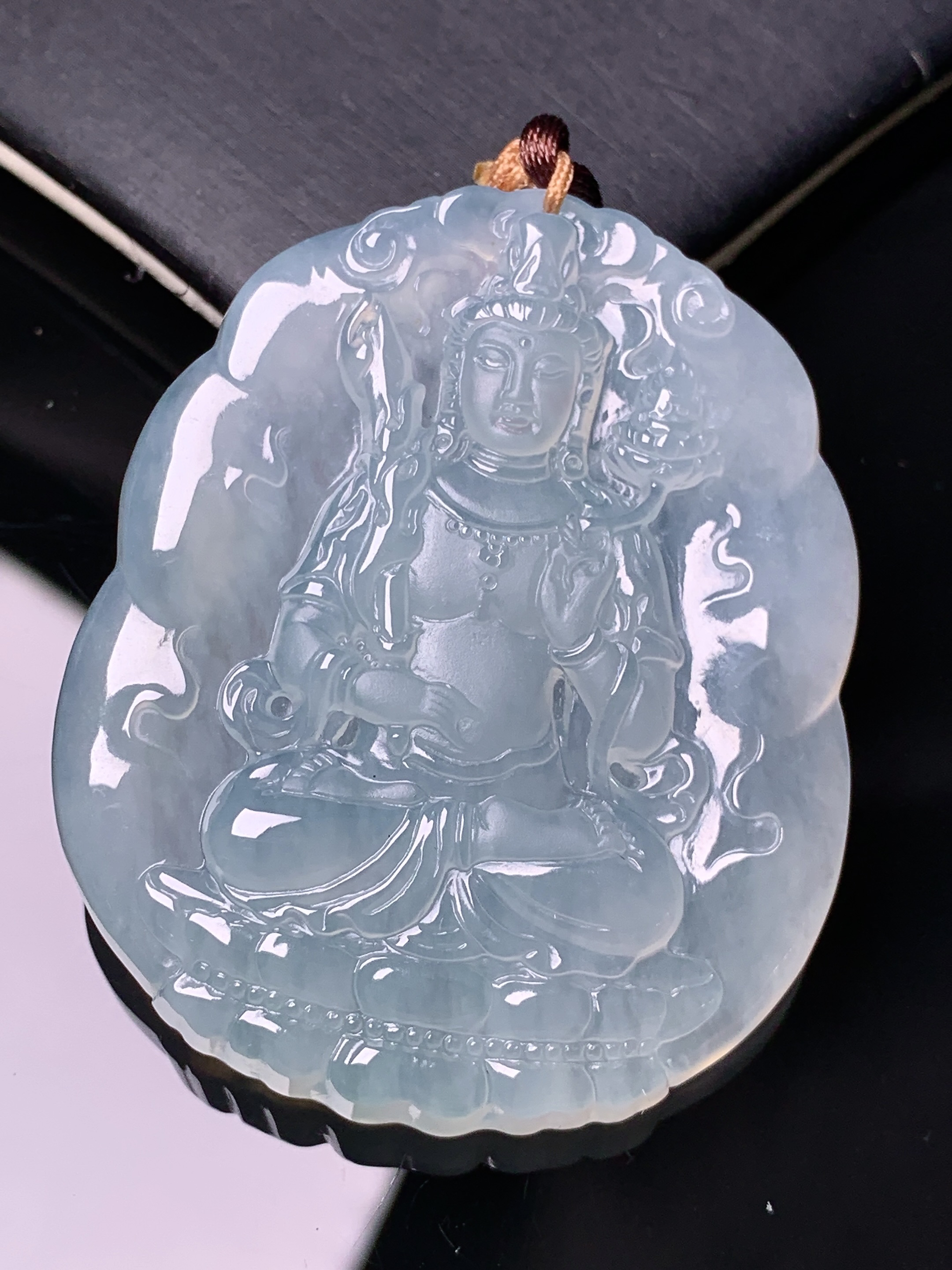 冰种度母观音菩萨吊坠 玉质细腻 色泽艳丽清新 水润亮眼 整体尺寸50.8*42.5*5.8 b2