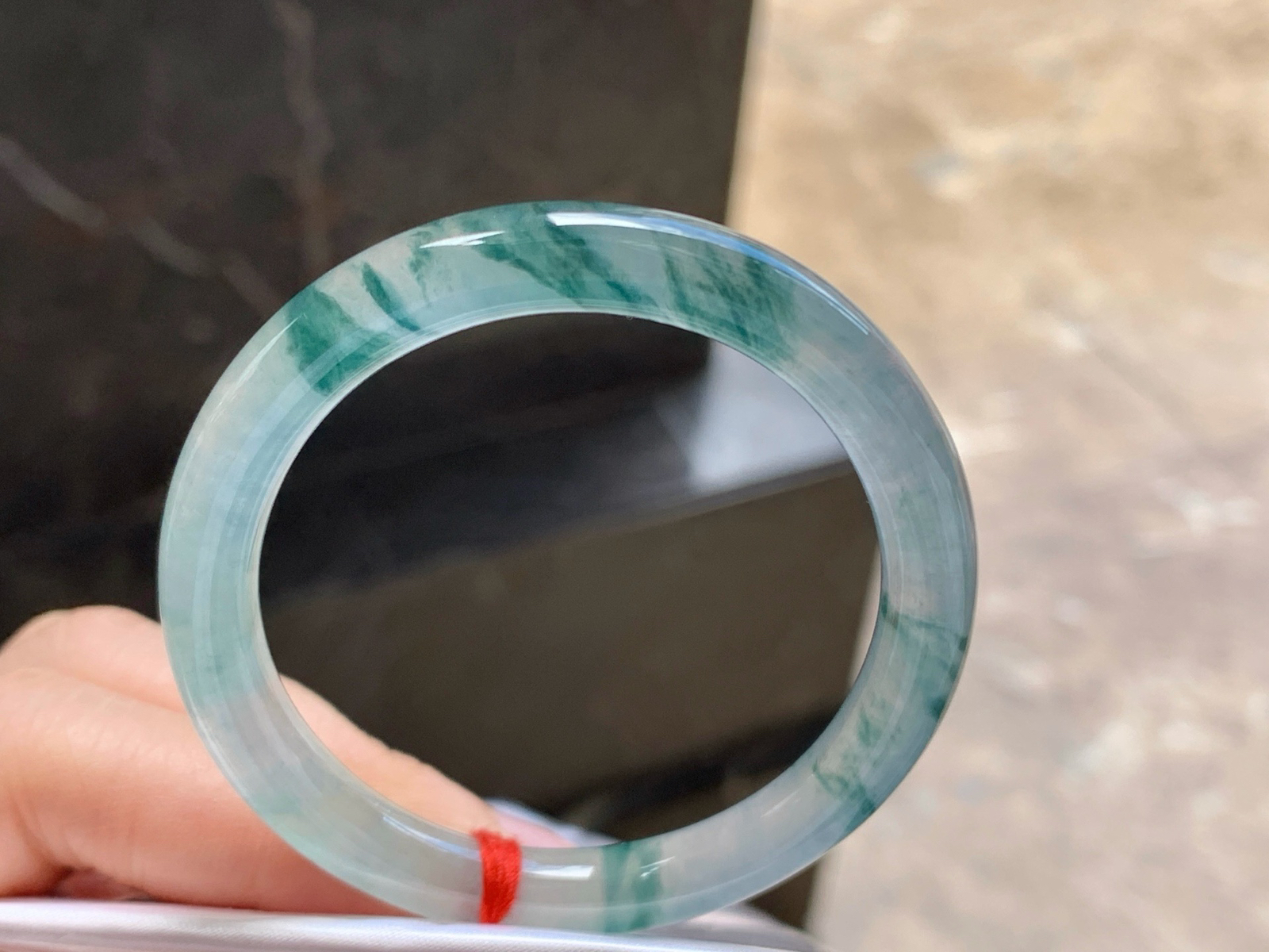 52.7-7.3

冰蓝花贵妃手镯^_^冰透 种水好 飘花浓郁 正圈50可