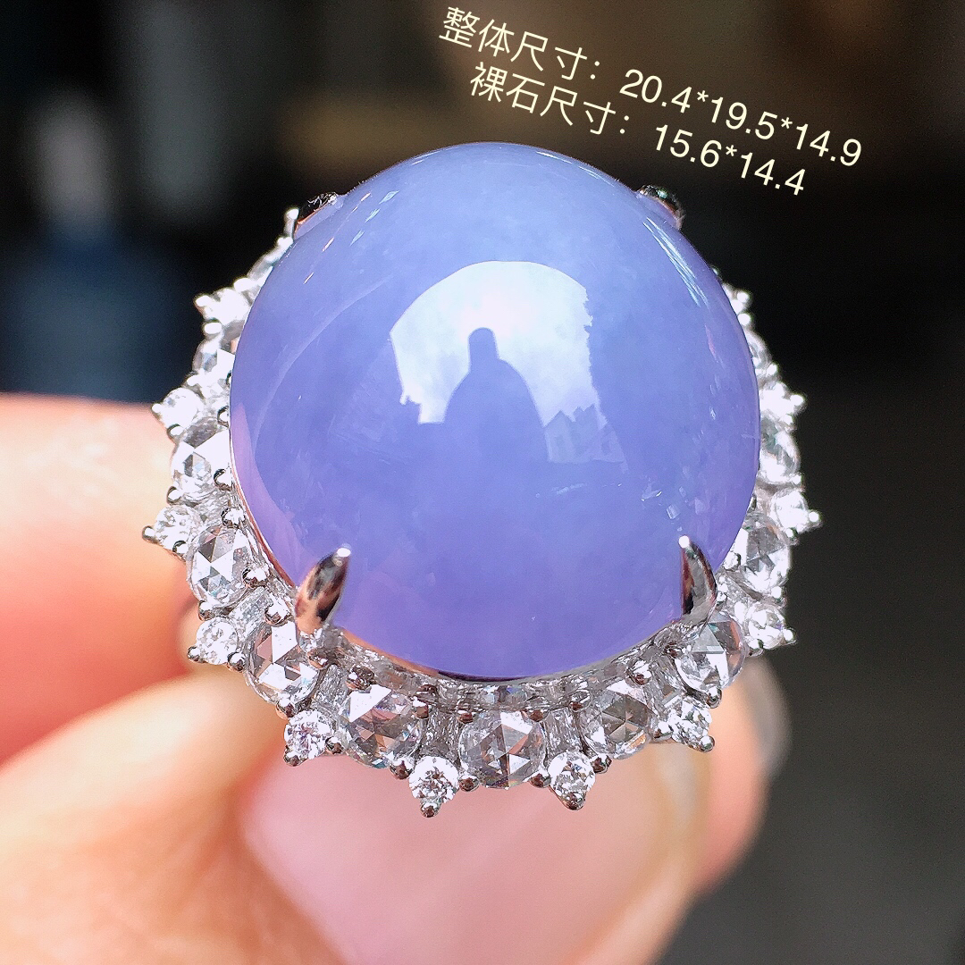 紫罗兰蛋面戒指，色泽均匀艳丽，玉质细腻，荧光感超
强，饱满圆润，简单大方，尽显优雅气质，18k
金豪华镶嵌