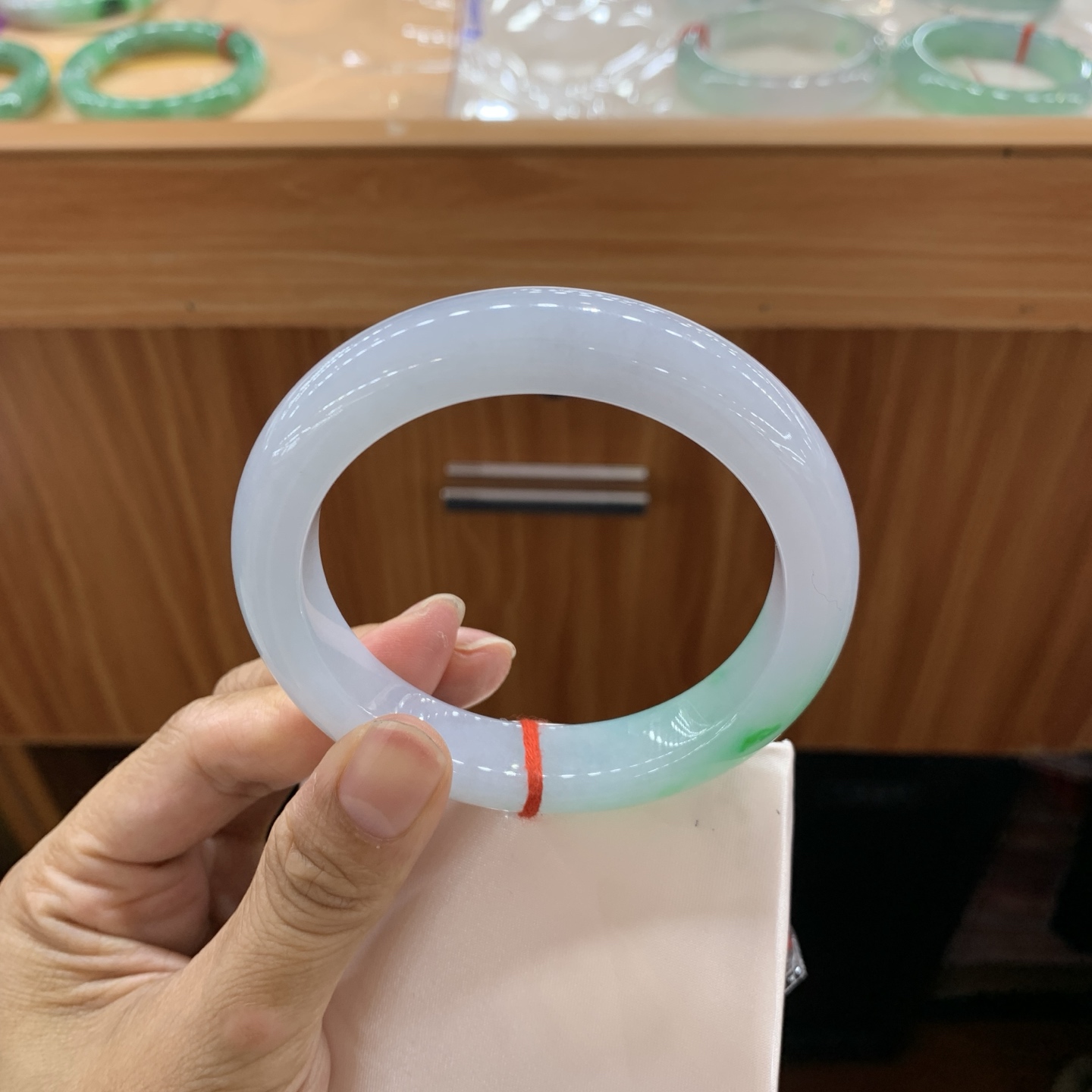 051516GX 飘绿正圈大圈口翡翠手镯 59.6-12.7-10