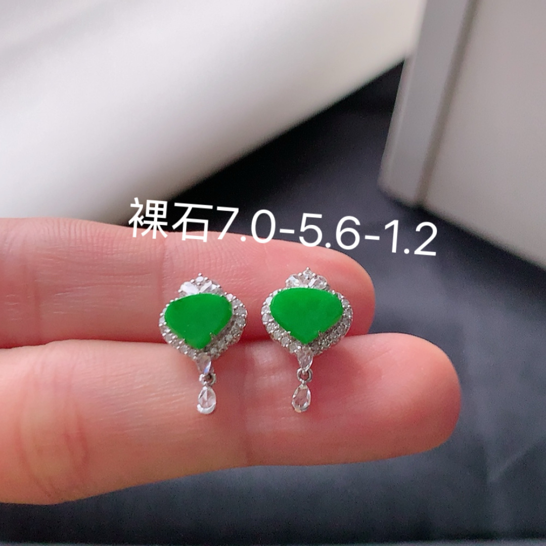 冰阳绿心形耳钉 翠色清新，底子细腻莹润，佩戴简单大方货号53514，7.0-5.6-1.2