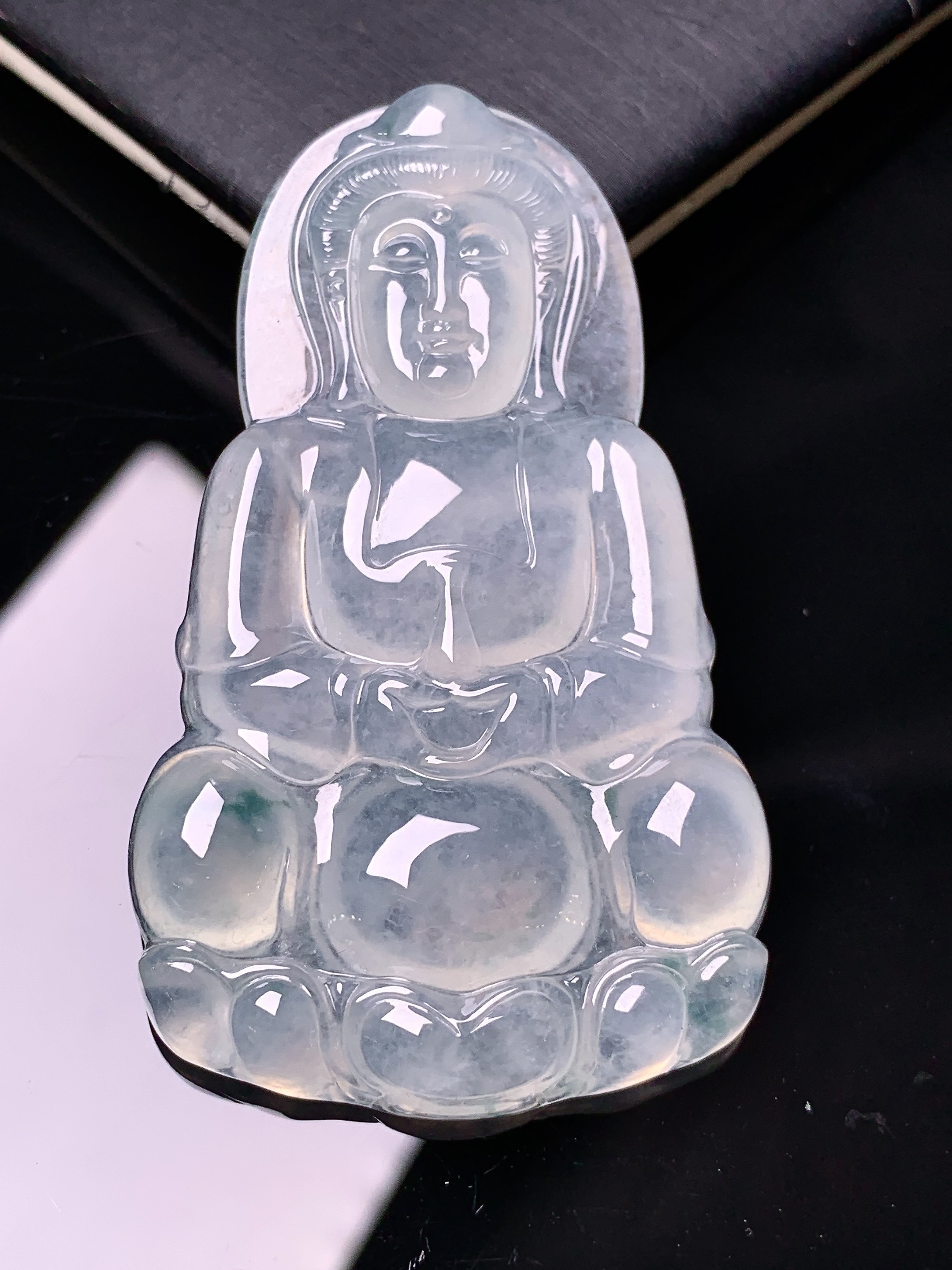 冰种观音菩萨吊坠 玉质细腻 色泽艳丽清新 水润亮眼 整体尺寸60.3*35.5*6.3 c1