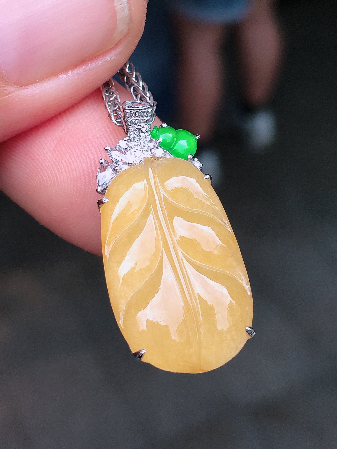 黄翡玉叶吊坠，色泽均匀艳丽，玉质细腻，荧光感超
强，饱满圆润，简单大方，尽显优雅气质，18k
金豪华镶嵌