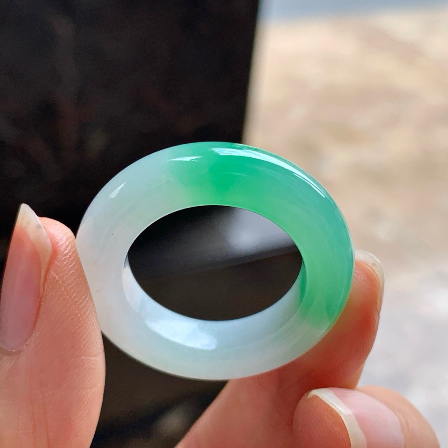 阳绿色指环^_^玉质温润 24号指圈 色阳 细腻