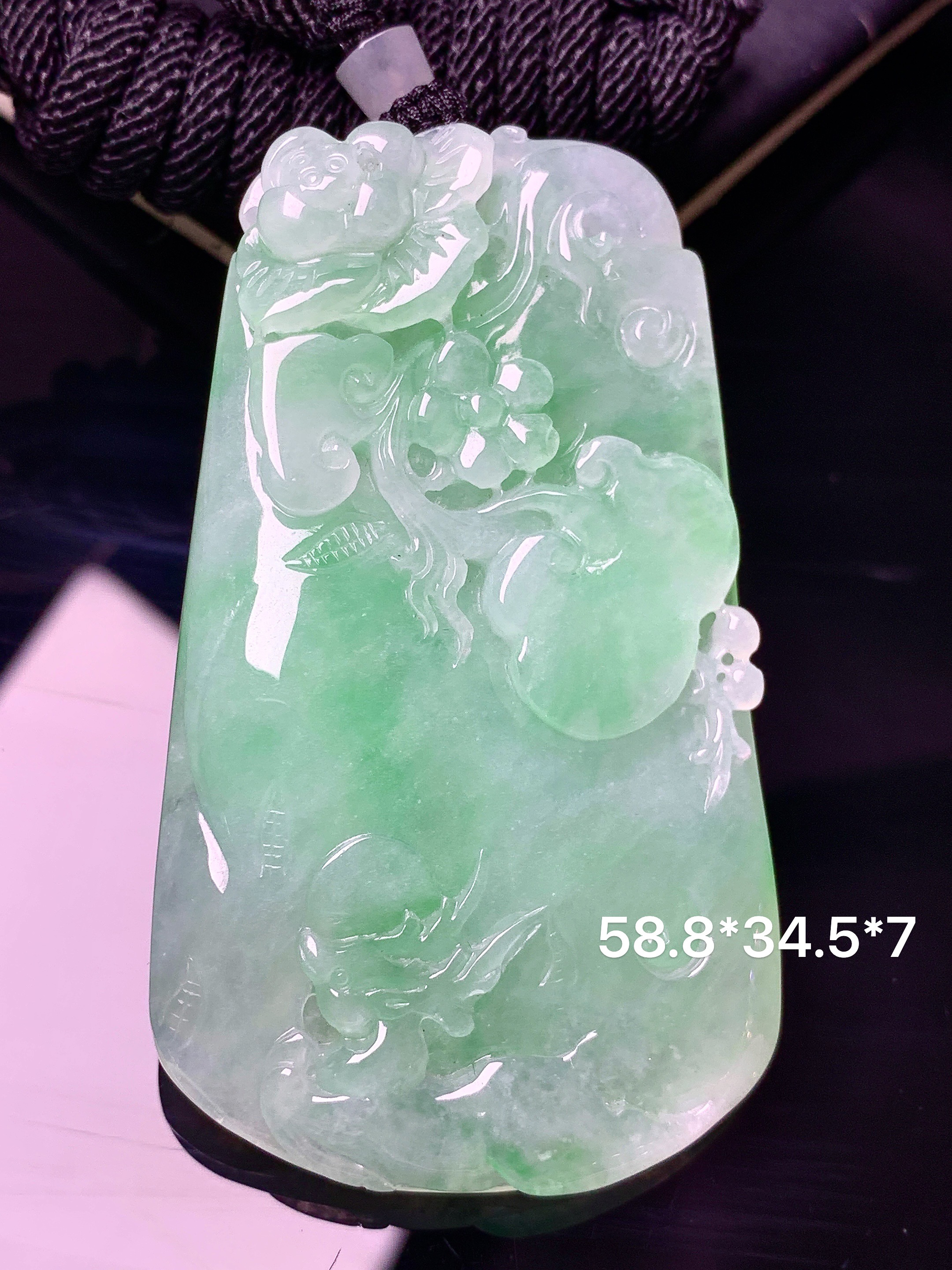 飘阳绿花开富贵吊坠 玉质细腻 色泽艳丽清新 水润亮眼 整体尺寸58.8*34.5*7 a5