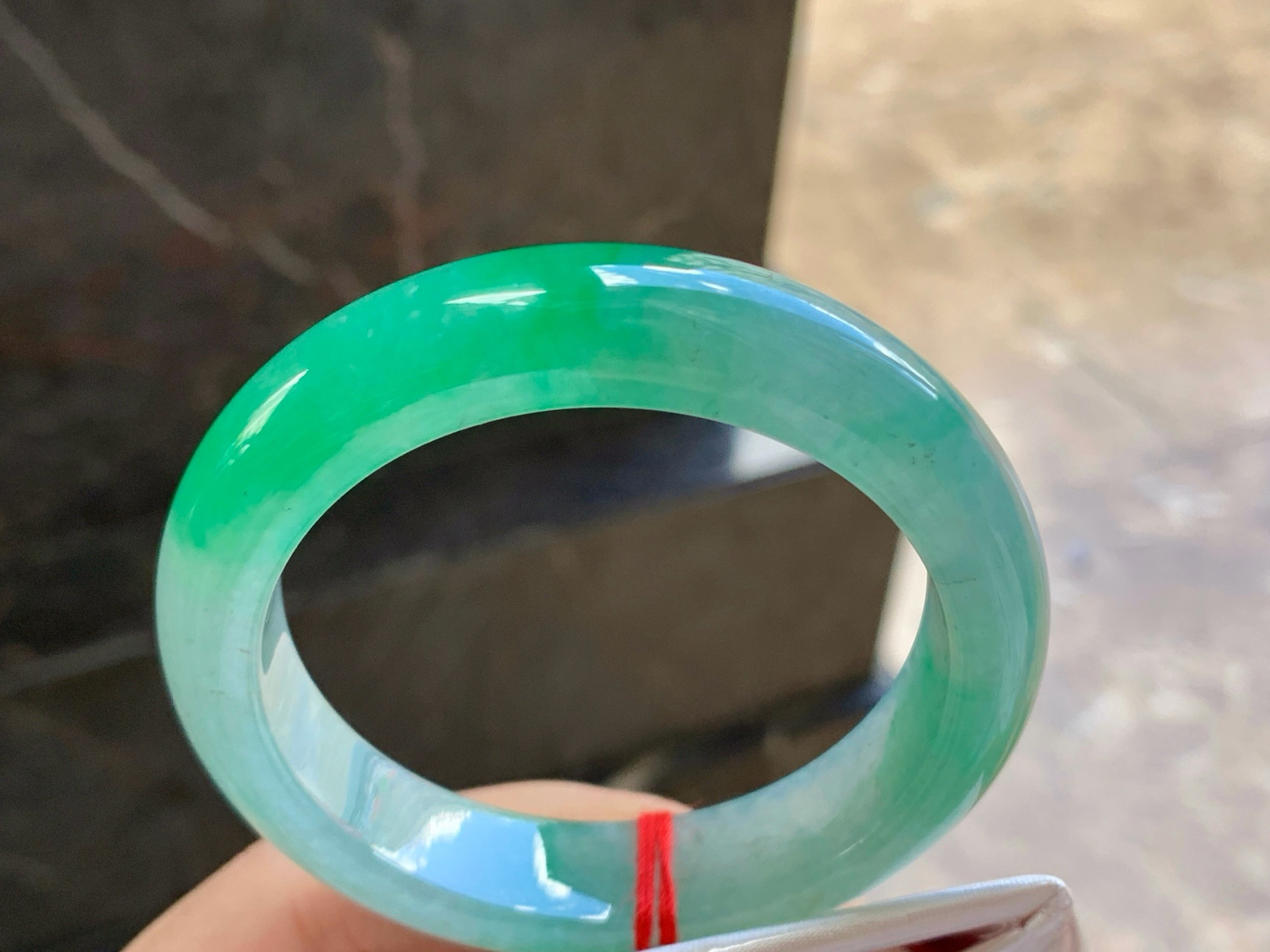 54-13.3-8.7

阳绿色手镯^_^玉质温润
