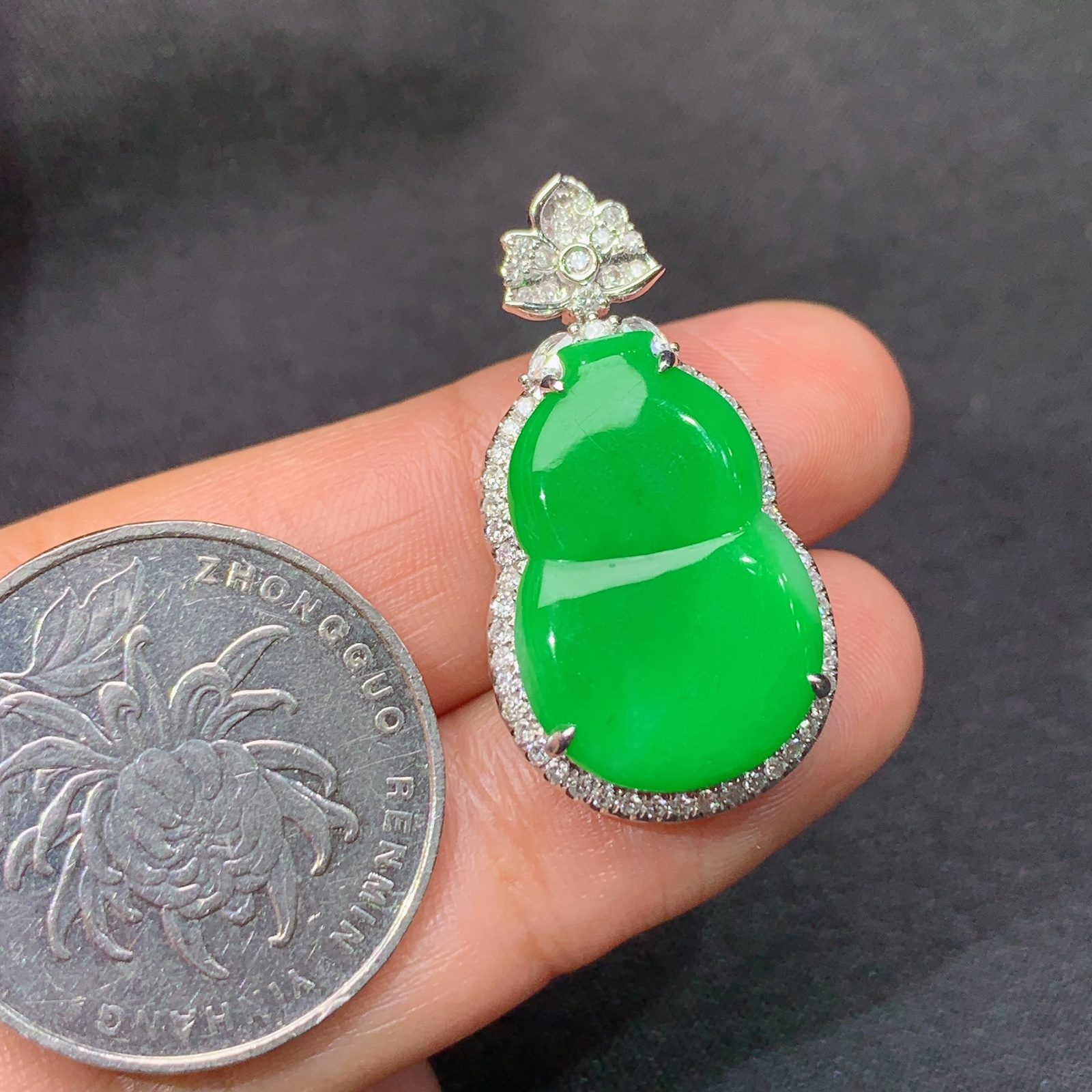 阳绿葫芦吊坠，18k金镶嵌，冰润色阳，玉质细腻，种水足，尺寸30.5*15.8*8.1