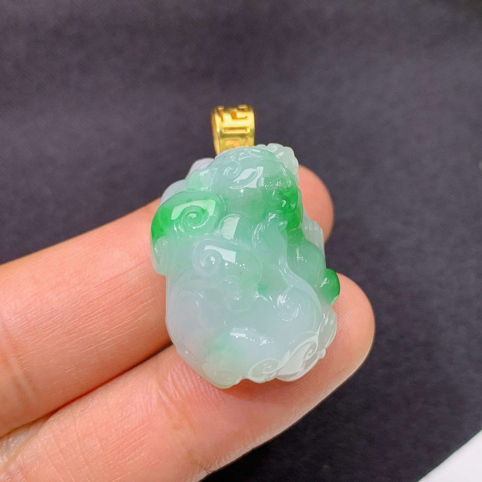 冰飘绿貔貅吊坠，18k金镶嵌，冰润细腻，品相好，J34尺寸 25.1*18*13.6