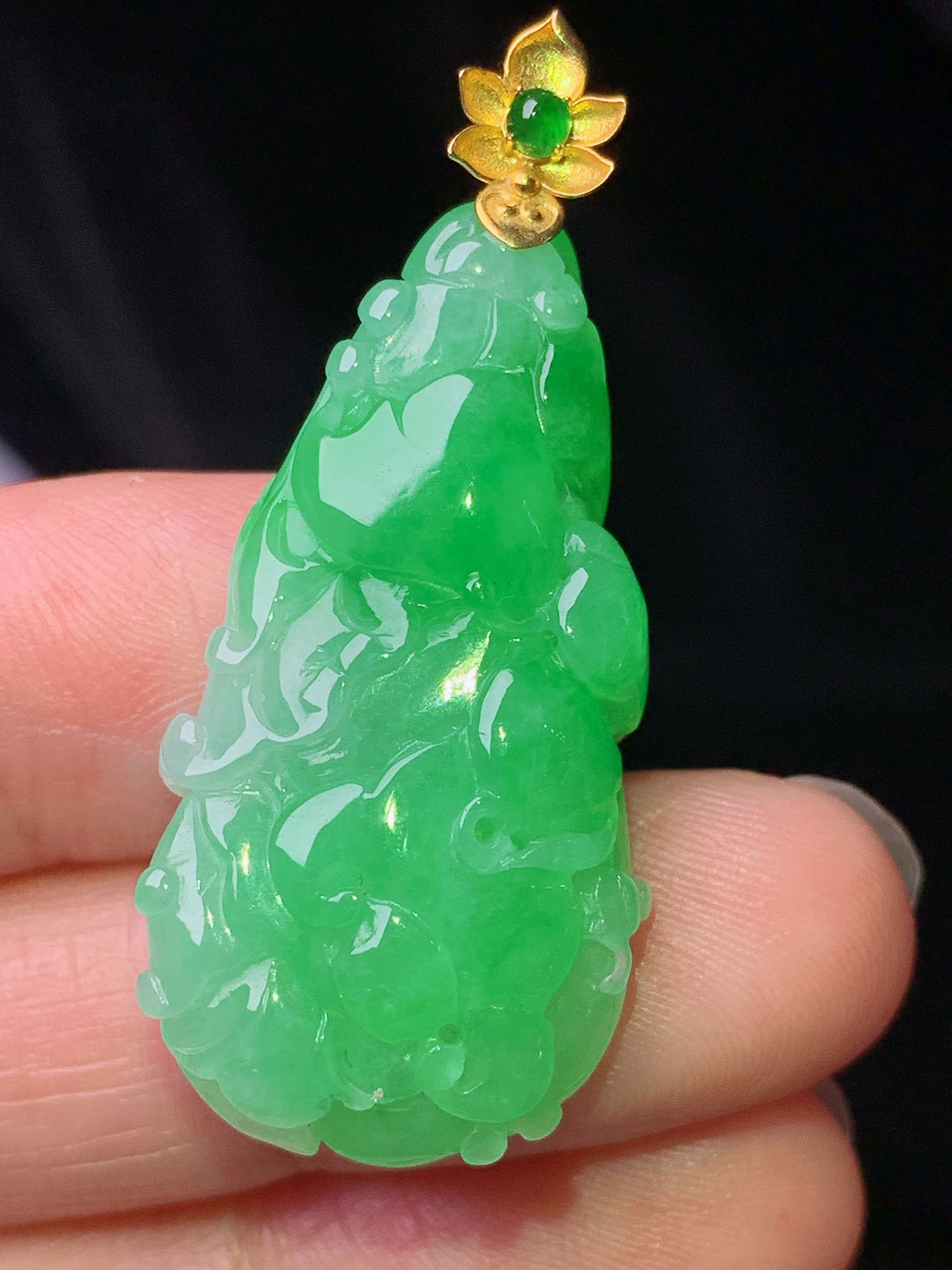 18k金镶嵌阳绿白菜吊坠 玉质细腻 色泽艳丽清新 水润亮眼 整体尺寸40*17.8*8.6 m1