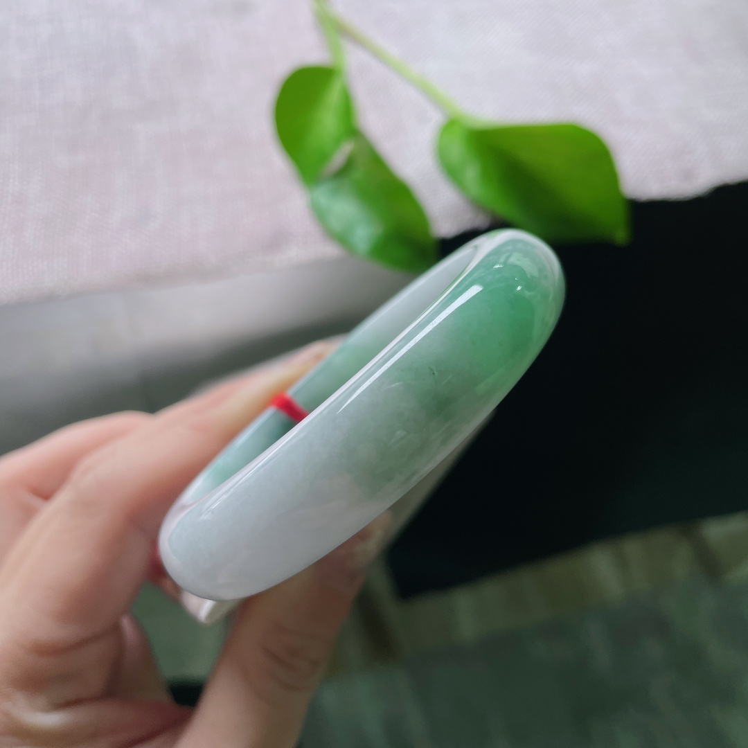 54.6/13.3/8，飘色正圈，水头好，肉质细腻，佩戴端庄大气，有纹，ss53156a