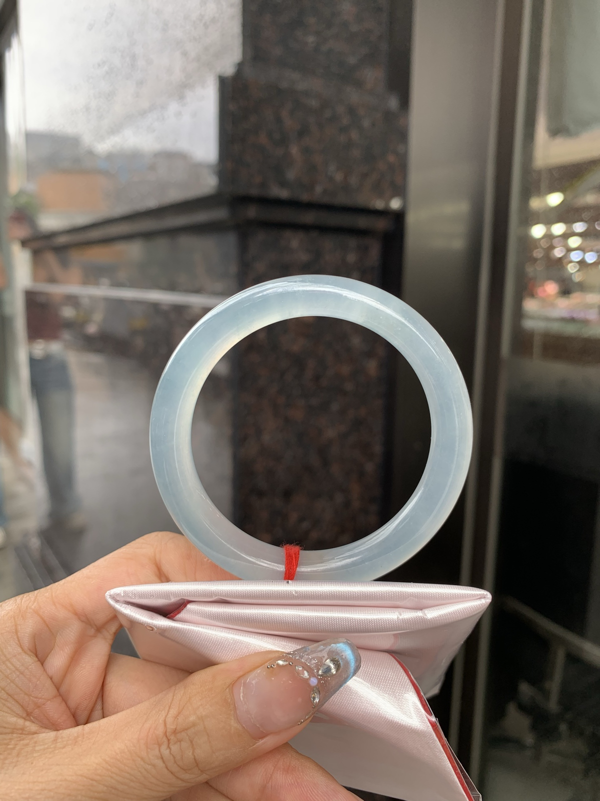 冰蓝圆条53.7-8.2-9底妆冰润细腻，千变万化的冰晴蓝底色，拥有海的颜色，却散发着星空的光芒，这是一只来自冰川蓝的清冷气质仙女镯。