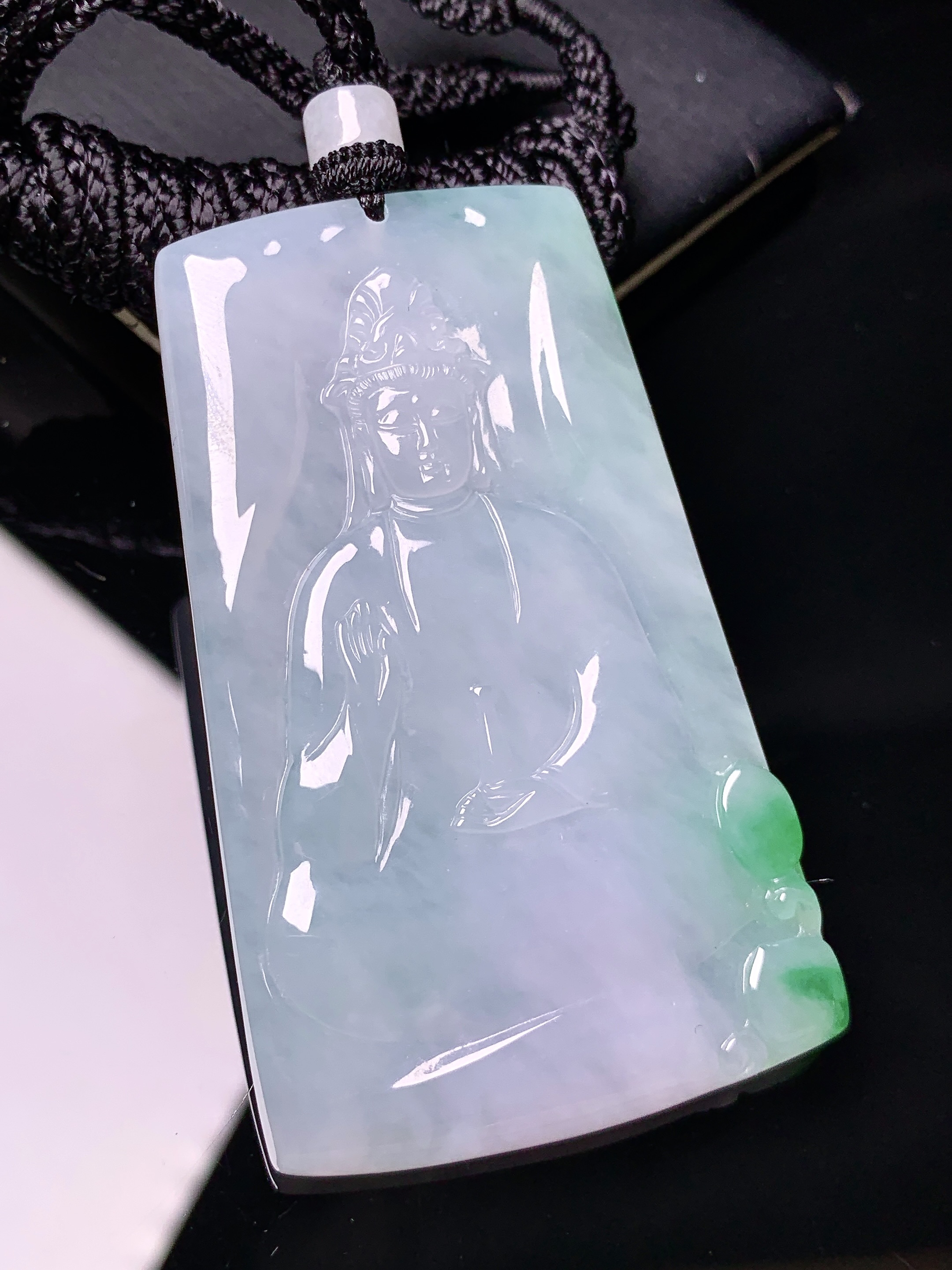 飘绿观音吊坠 玉质细腻 色泽艳丽清新 水润亮眼 整体尺寸60*36.5*5.5 a2