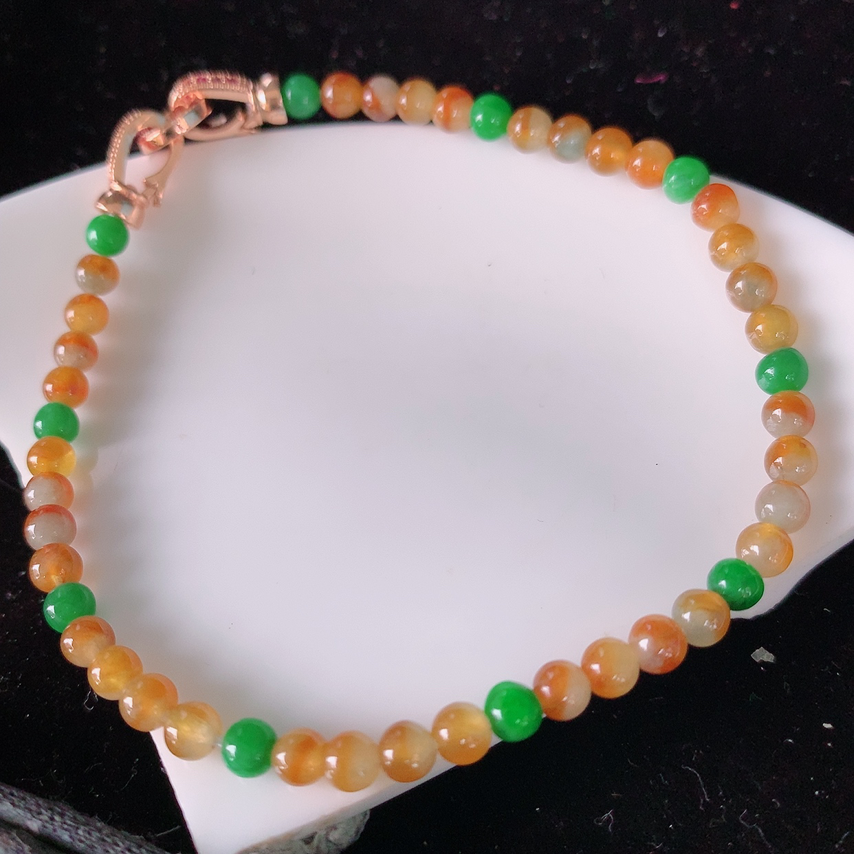 自然光实拍，特色冰黄加绿翡翠手串手链，种老水足，冰清玉润  颜色漂亮  #001.1取一尺寸3.9