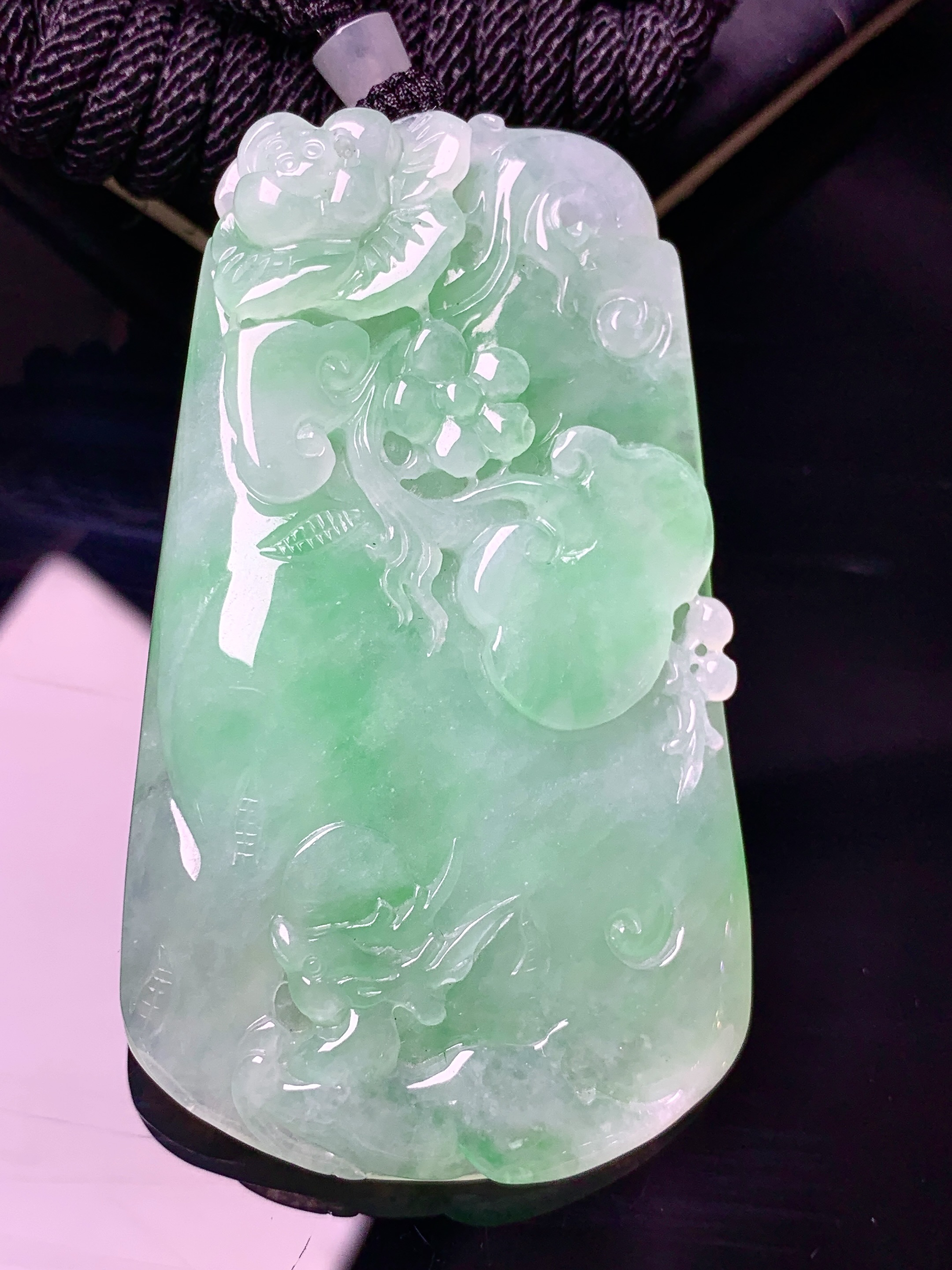 飘阳绿花开富贵吊坠 玉质细腻 色泽艳丽清新 水润亮眼 整体尺寸58.8*34.5*7 a5
