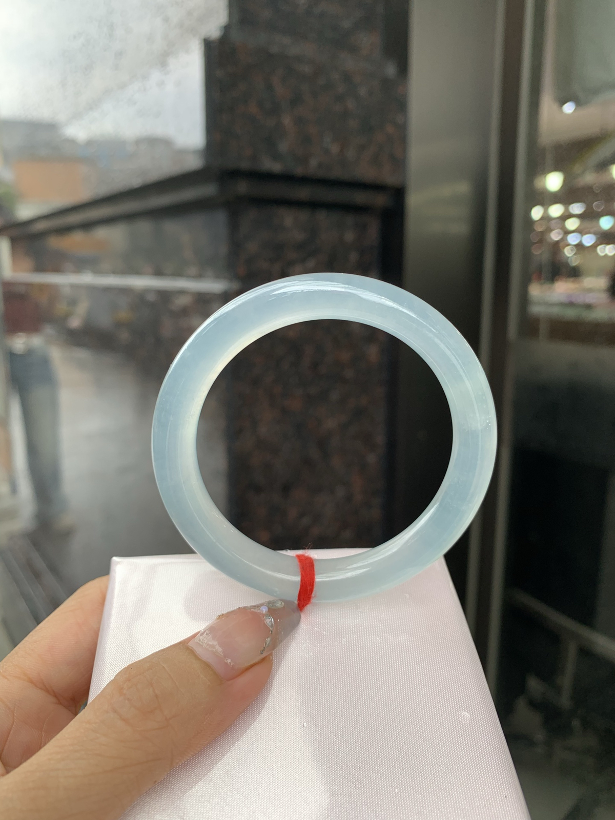 冰蓝圆条53.7-8.2-9底妆冰润细腻，千变万化的冰晴蓝底色，拥有海的颜色，却散发着星空的光芒，这是一只来自冰川蓝的清冷气质仙女镯。