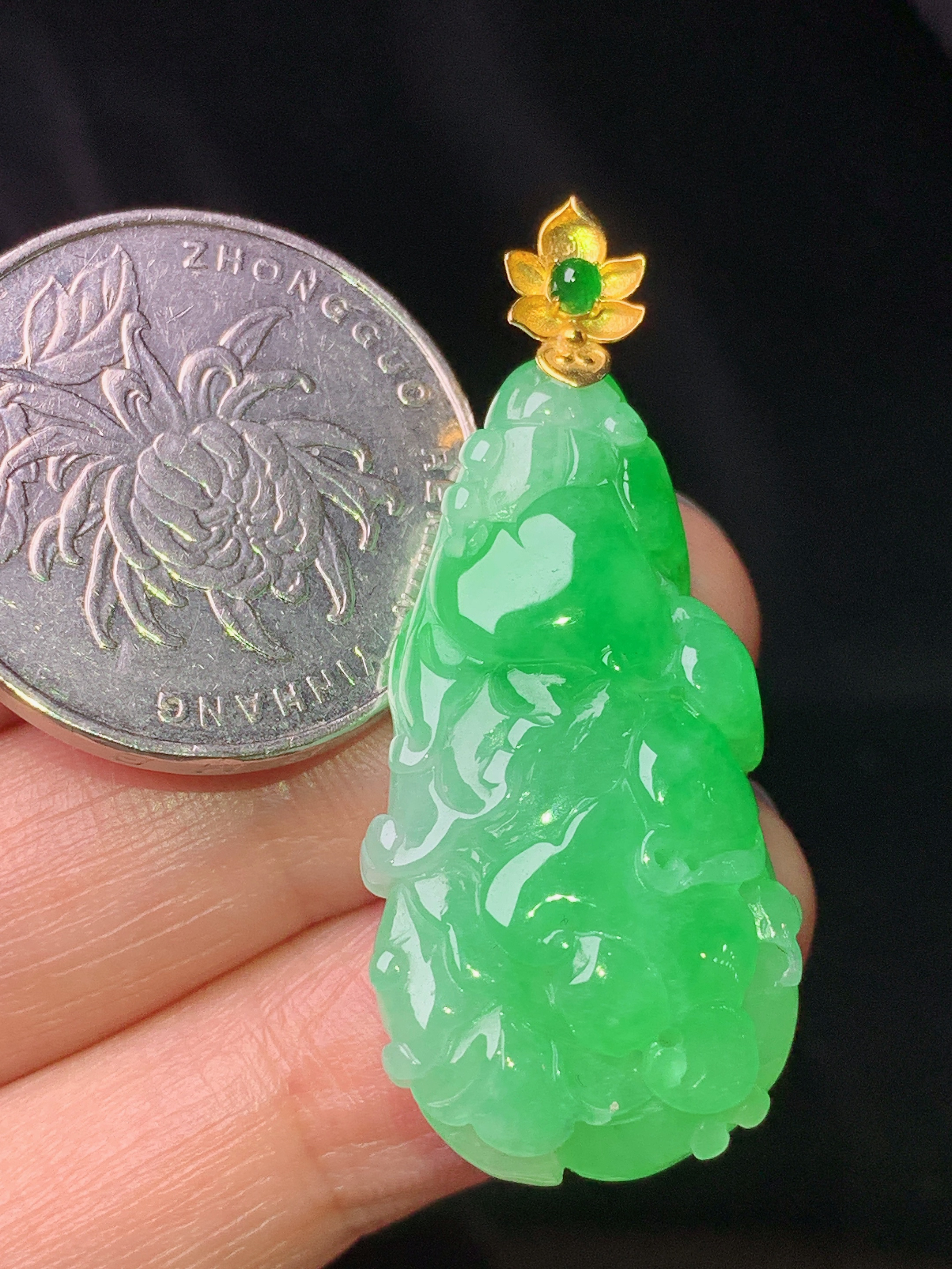 18k金镶嵌阳绿白菜吊坠 玉质细腻 色泽艳丽清新 水润亮眼 整体尺寸40*17.8*8.6 m1
