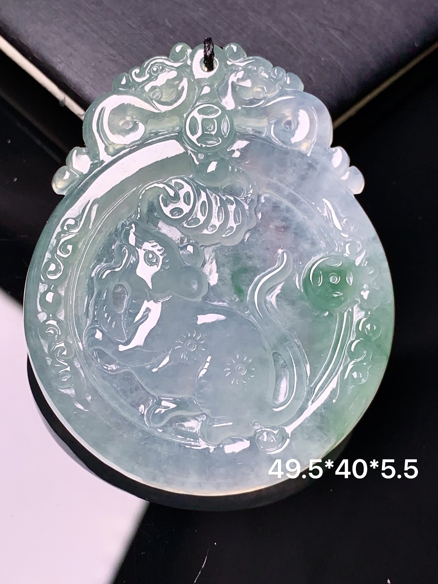 飘绿生肖鼠吊坠 玉质细腻 色泽艳丽清新 水润亮眼 整体尺寸49.5*40*5.5 b2