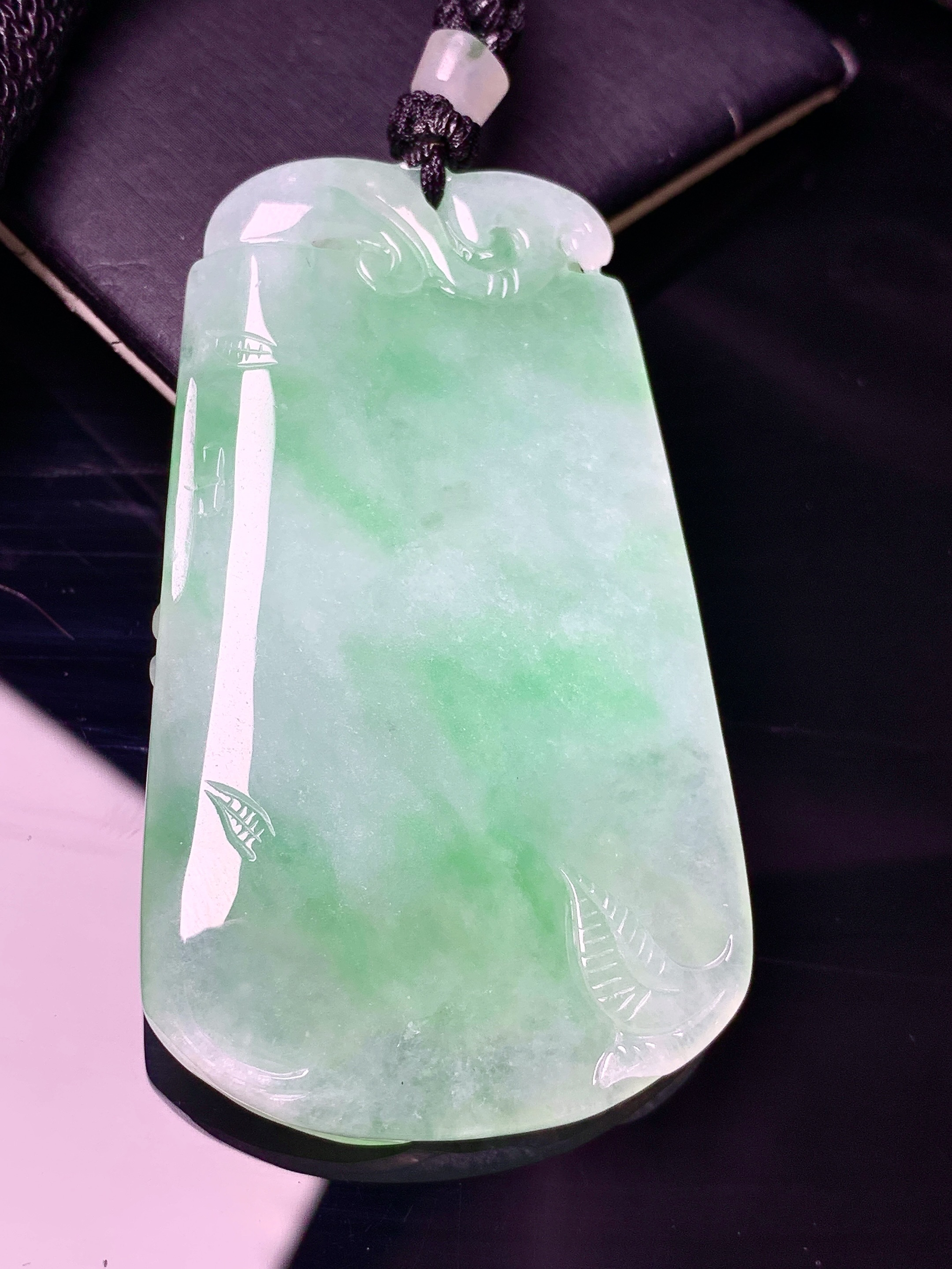 飘阳绿花开富贵吊坠 玉质细腻 色泽艳丽清新 水润亮眼 整体尺寸58.8*34.5*7 a5