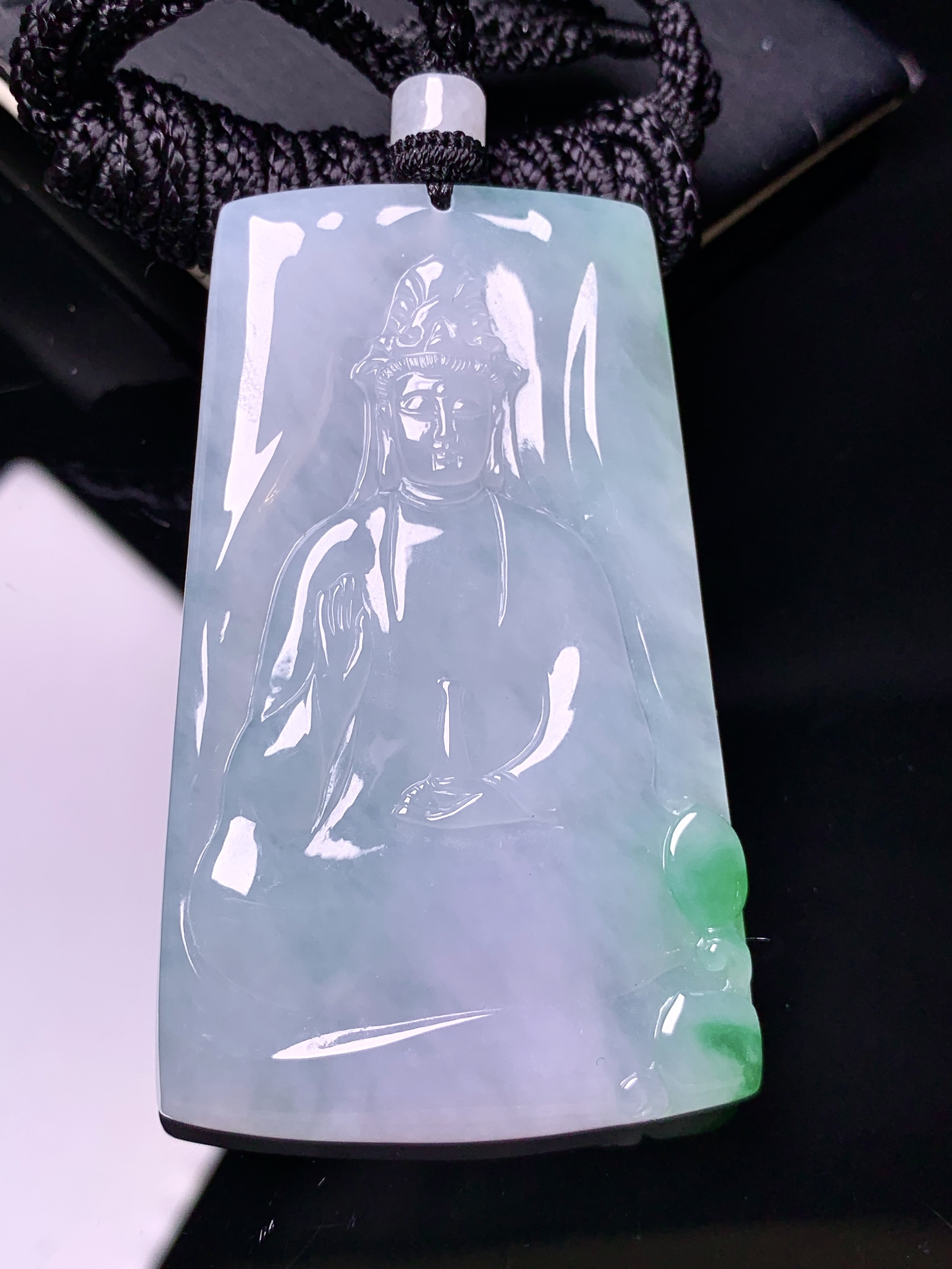 飘绿观音吊坠 玉质细腻 色泽艳丽清新 水润亮眼 整体尺寸60*36.5*5.5 a2