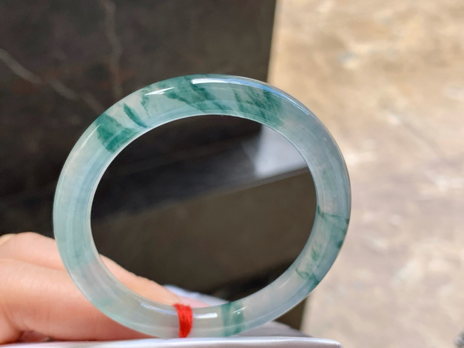 52.7-7.3

冰蓝花贵妃手镯^_^冰透 种水好 飘花浓郁 正圈50可