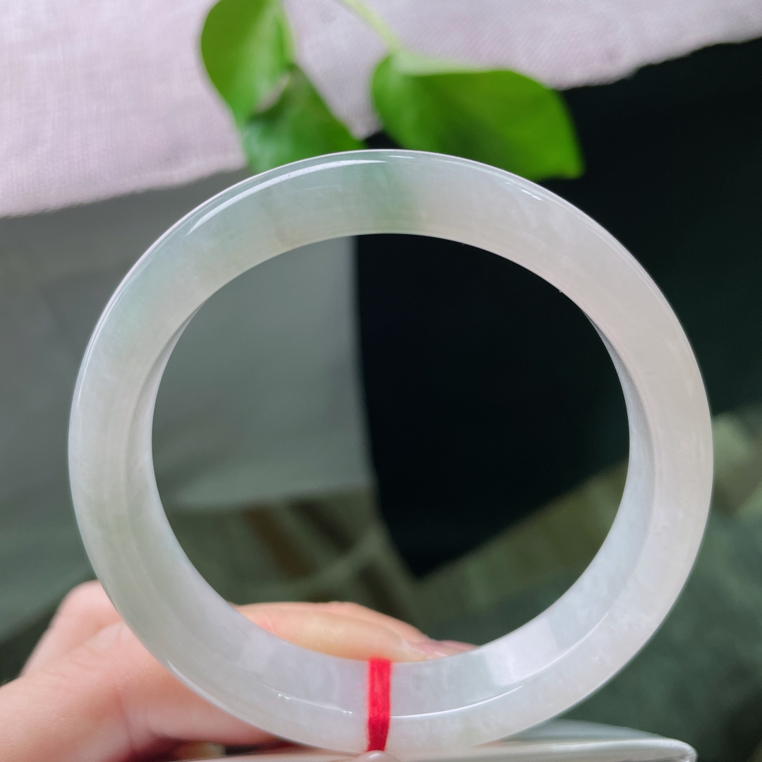 56/11.9/7.4，浅绿底正圈，一抹飘色灵动活泼，种老，水润，温馨怡人，无裂，ss52533a