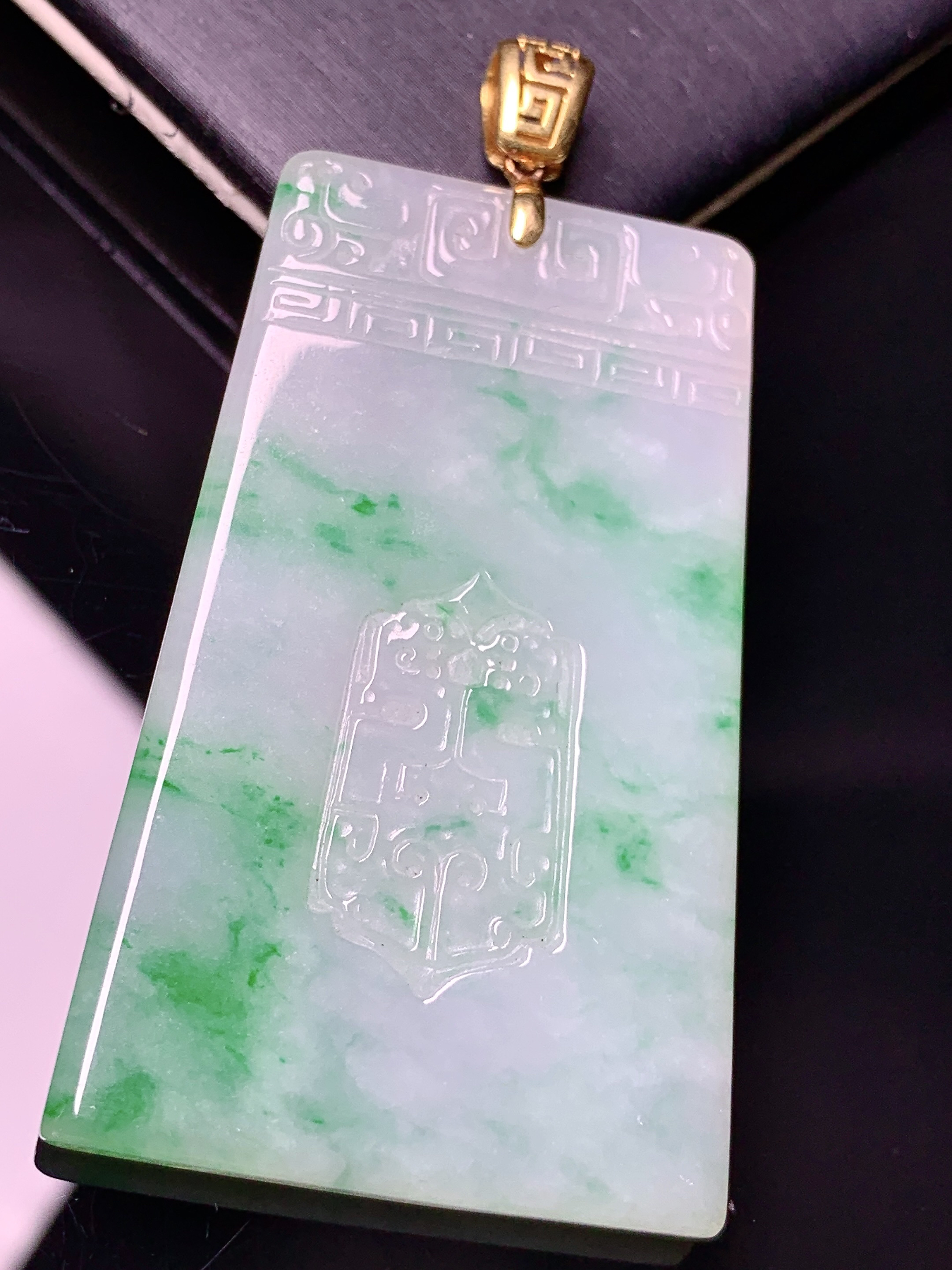 18k金镶嵌飘绿无事牌吊坠 玉质细腻 色泽艳丽清新 水润亮眼 整体尺寸59.2*30.9*3.8 f