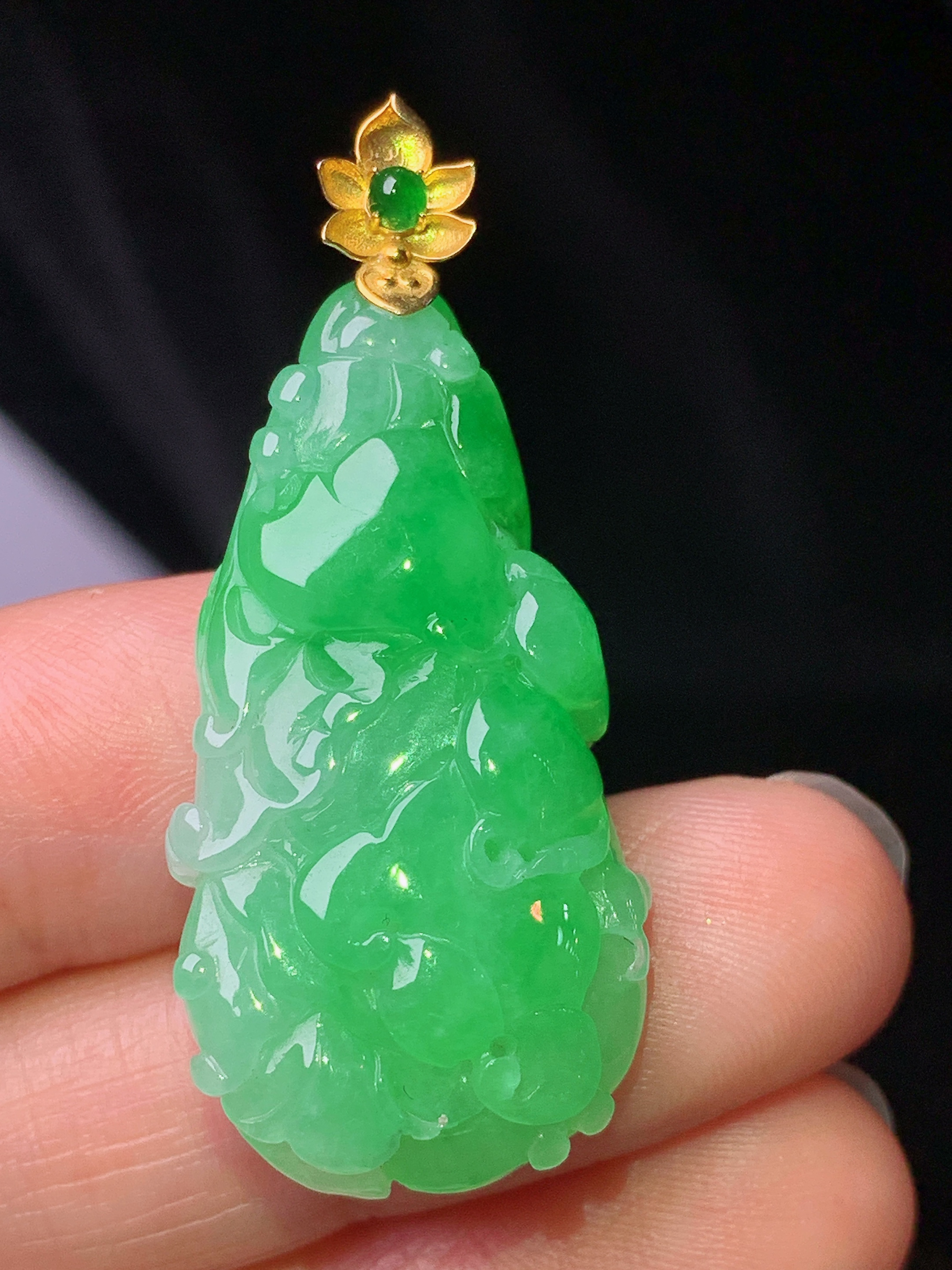 18k金镶嵌阳绿白菜吊坠 玉质细腻 色泽艳丽清新 水润亮眼 整体尺寸40*17.8*8.6 m1