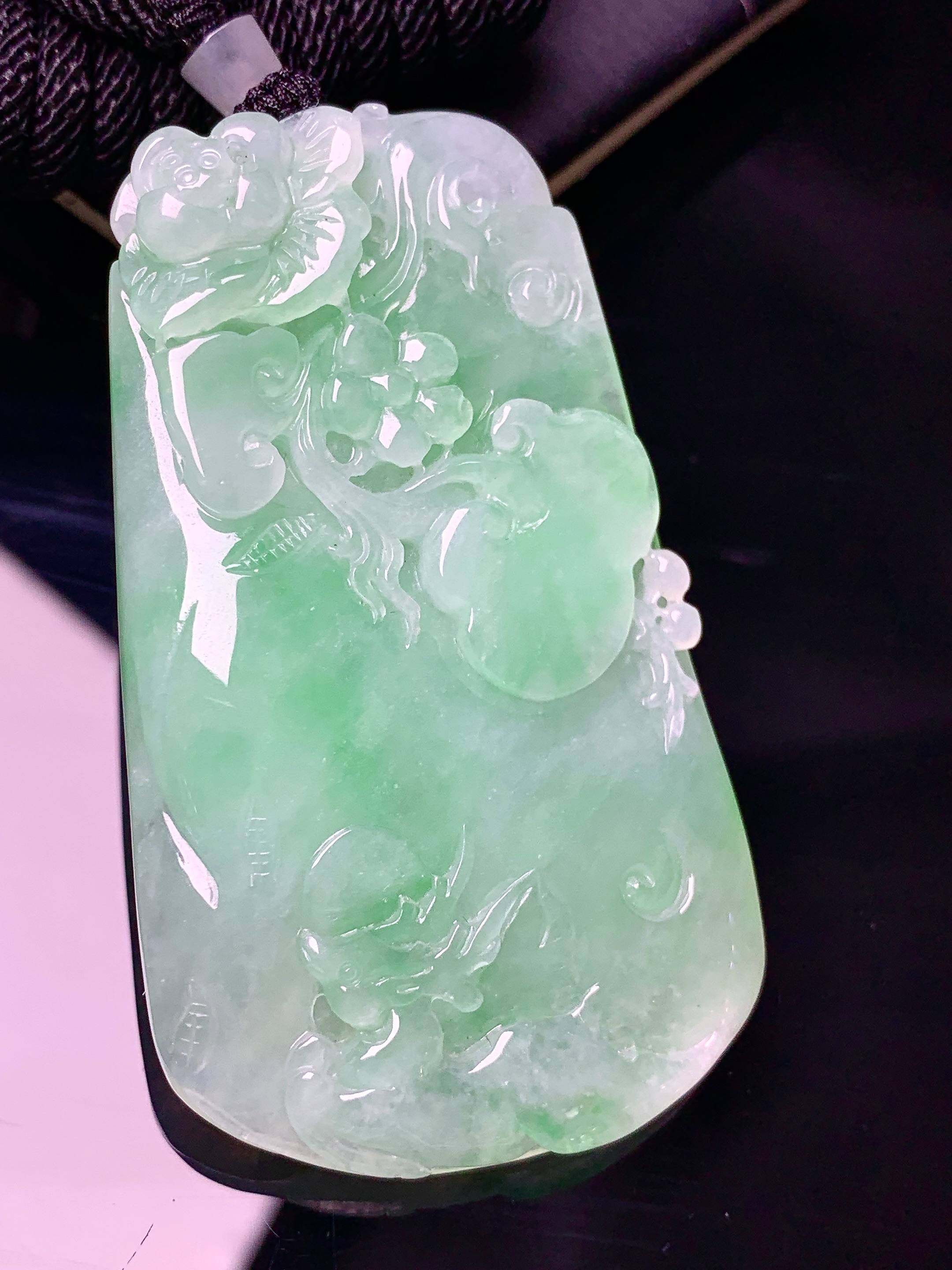 飘阳绿花开富贵吊坠 玉质细腻 色泽艳丽清新 水润亮眼 整体尺寸58.8*34.5*7 a5