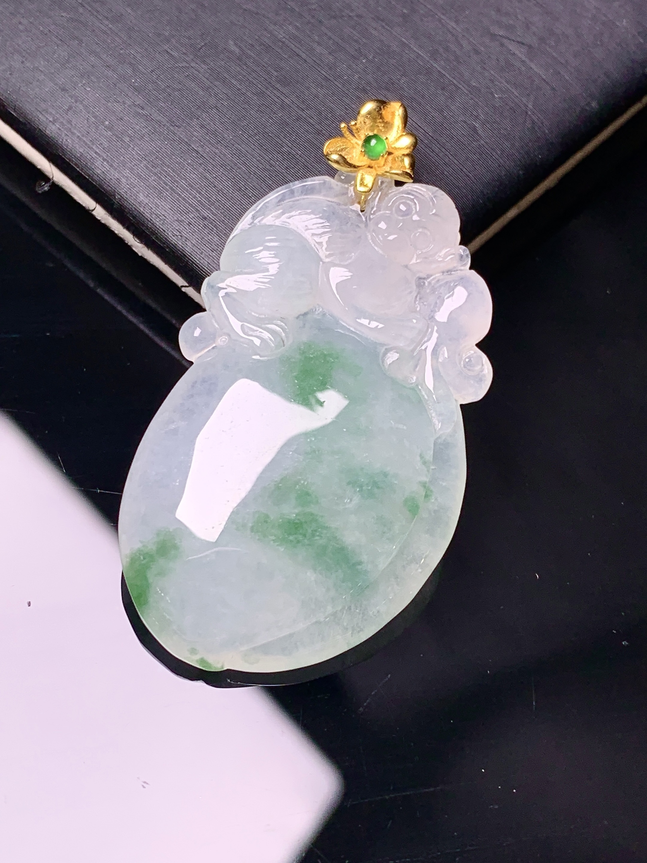 18k金镶嵌飘绿灵猴献寿吊坠 玉质细腻 色泽艳丽清新 水润亮眼 整体尺寸41*21.2*6.5 e1