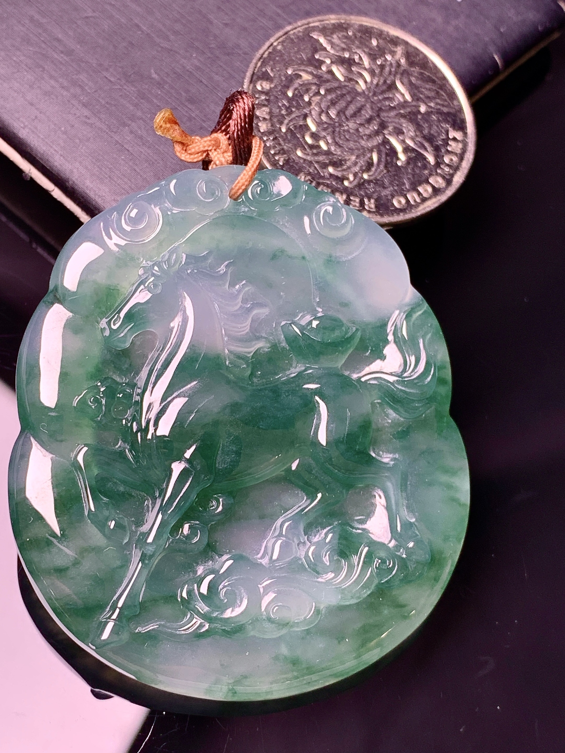 飘绿马牌吊坠 玉质细腻 色泽艳丽清新 水润亮眼 整体尺寸48.3*41.8*5.6 b1