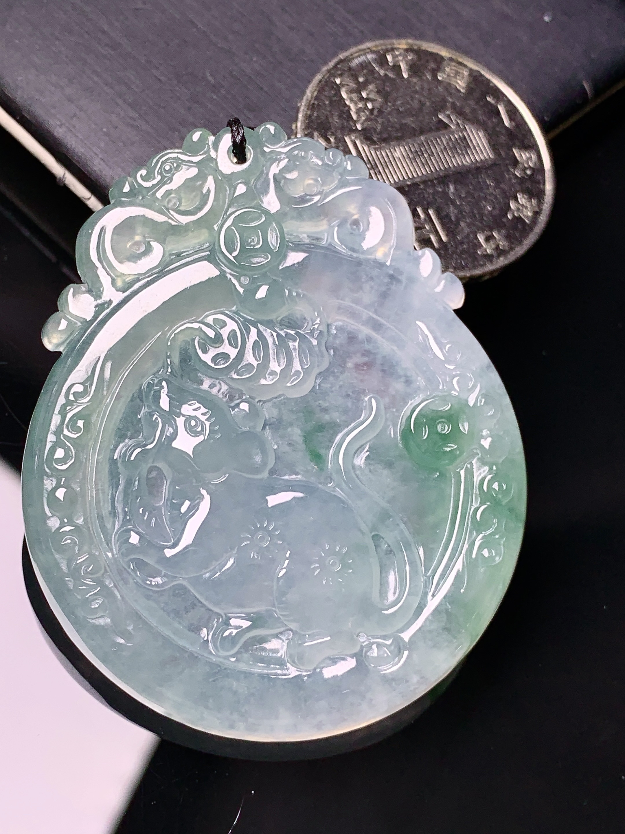 飘绿生肖鼠吊坠 玉质细腻 色泽艳丽清新 水润亮眼 整体尺寸49.5*40*5.5 b2