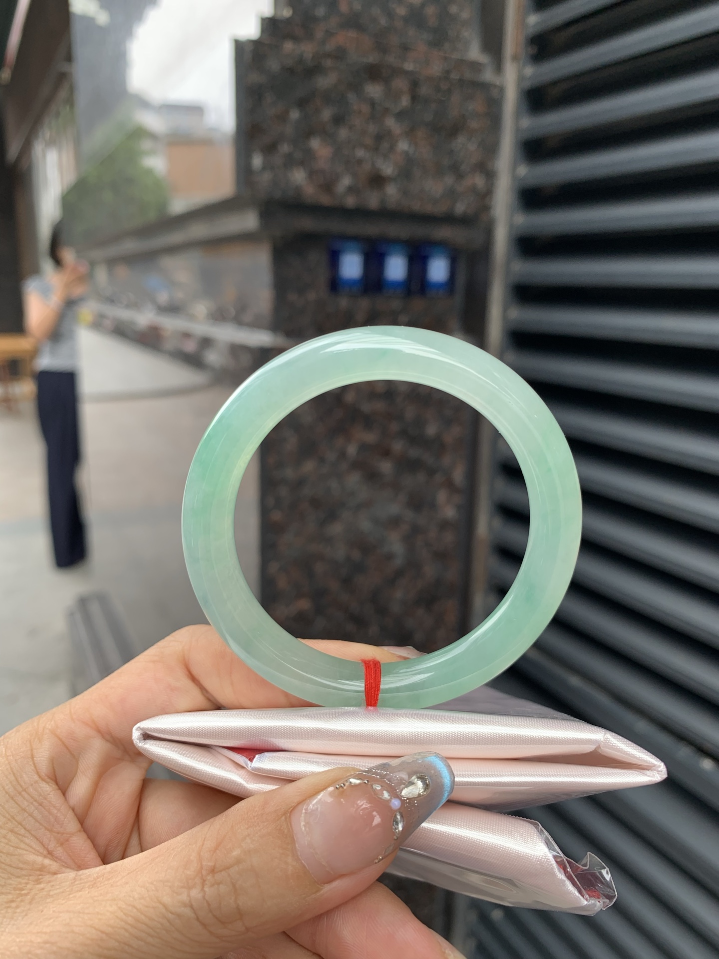冰晴绿美人条 52.8-8.4-8.6 0516-N740 打灯多处细纹，底妆冰润，满圈淡雅晴绿，像初春嫩芽落入清泉，均匀柔和，抬眼就是一片宁静感
