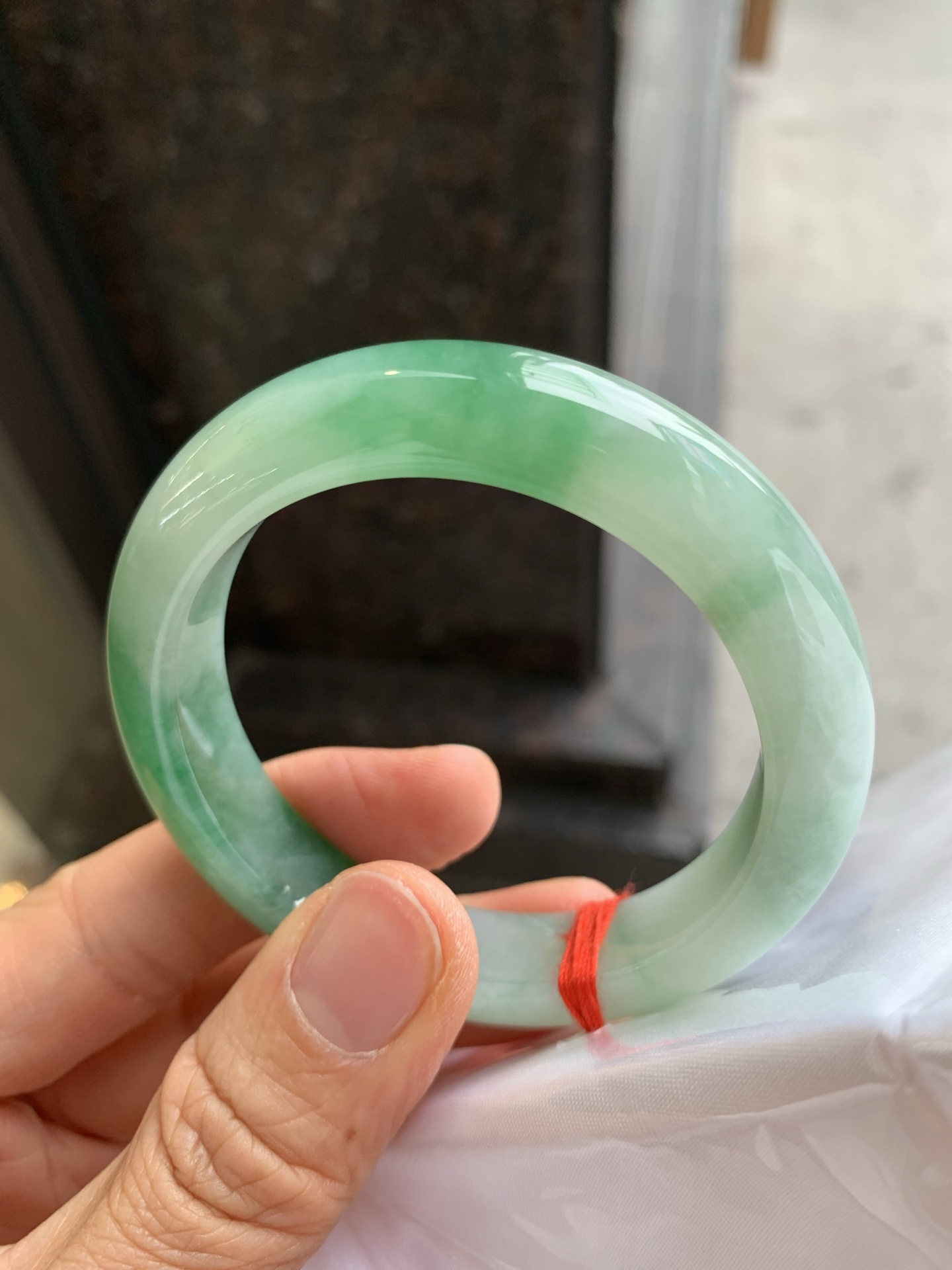 正圈飘绿 有纹 尺寸：52/11.4/8.5 细腻