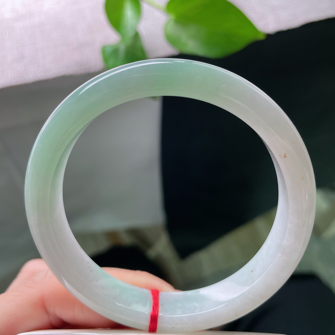 57.7/11.7/7.7，浅绿底正圈，肉质细腻干净，清雅，显气质，无裂，洒金，ss52244a