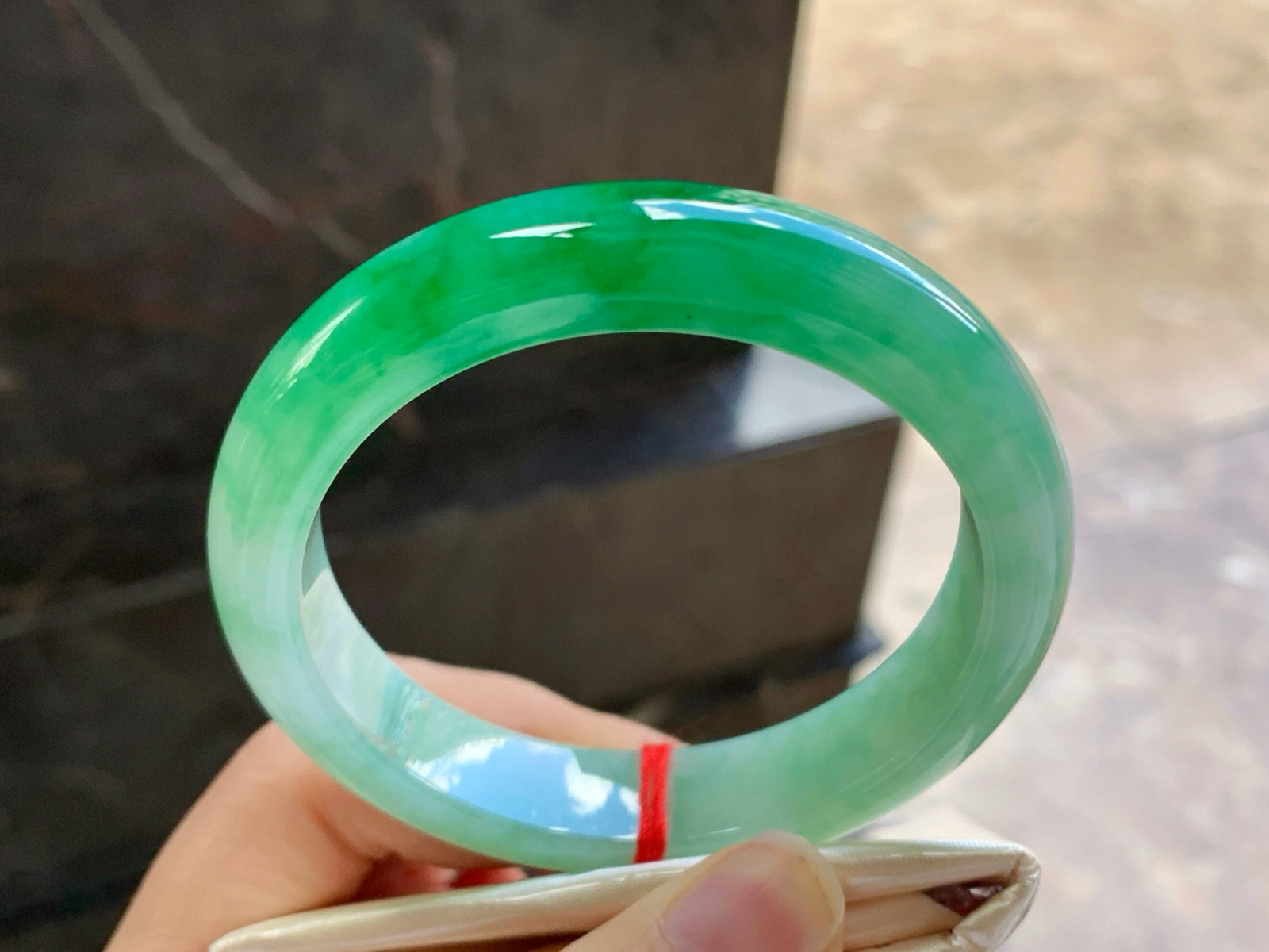 56-12.5-8.4

绿色手镯^_^鲜艳