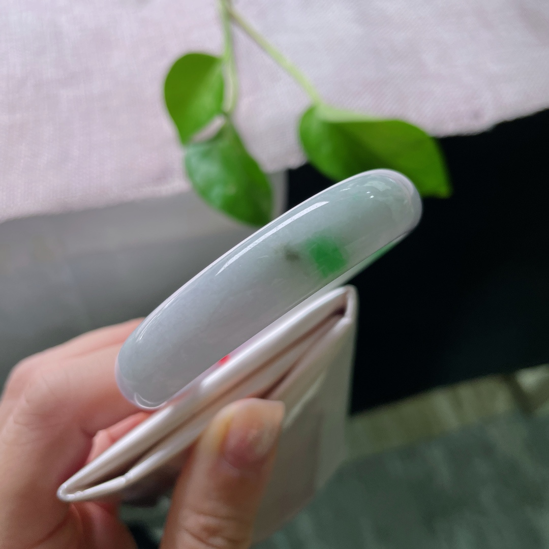 53.7/12.4/6.5，春彩正圈，飘阳绿点缀，翠色鲜活，灵气逼人，细润干净，有纹，ss53163a